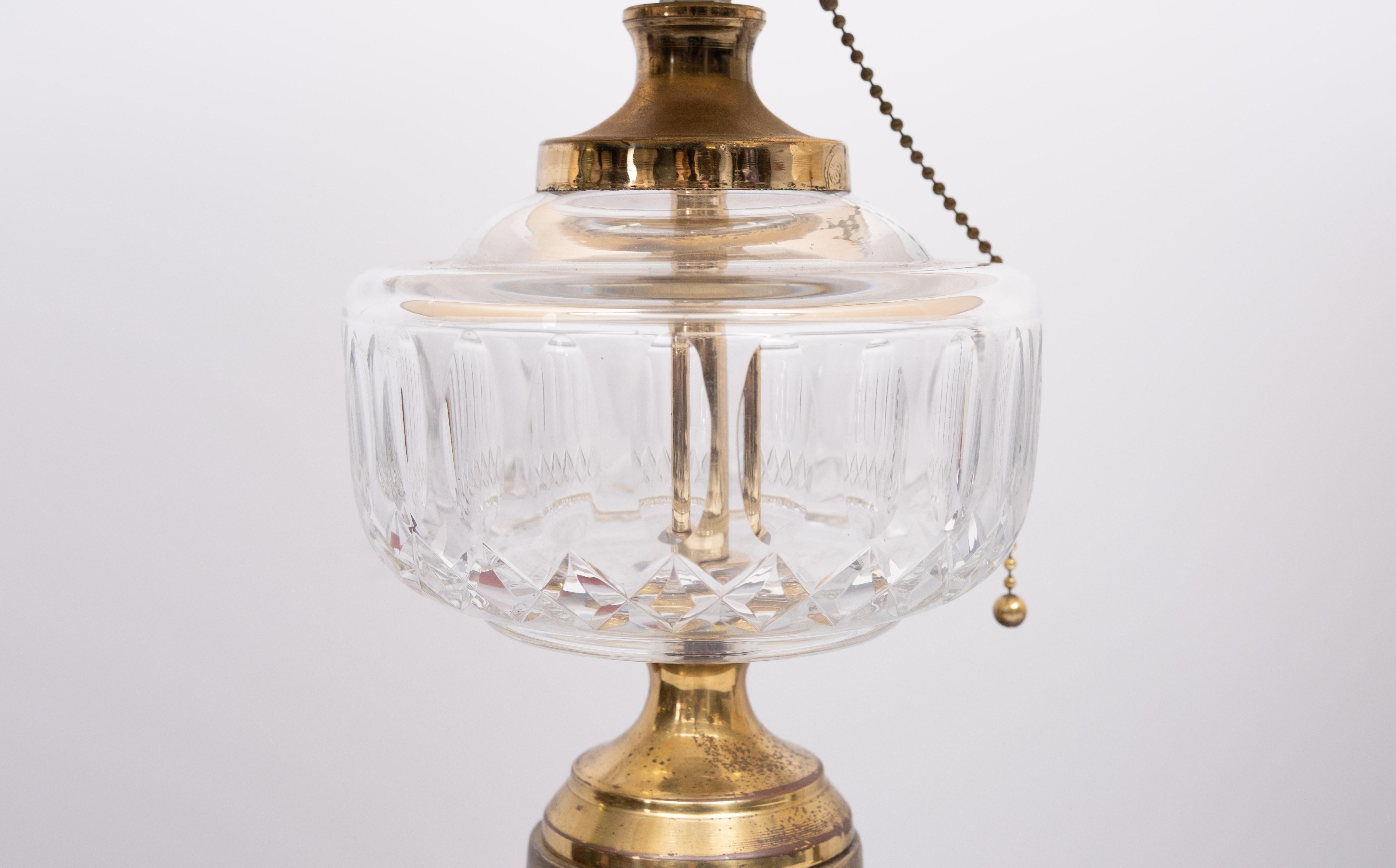 Americano Set di lampade da tavolo Heyco in ottone e cristallo con paralumi 1960s USA in vendita