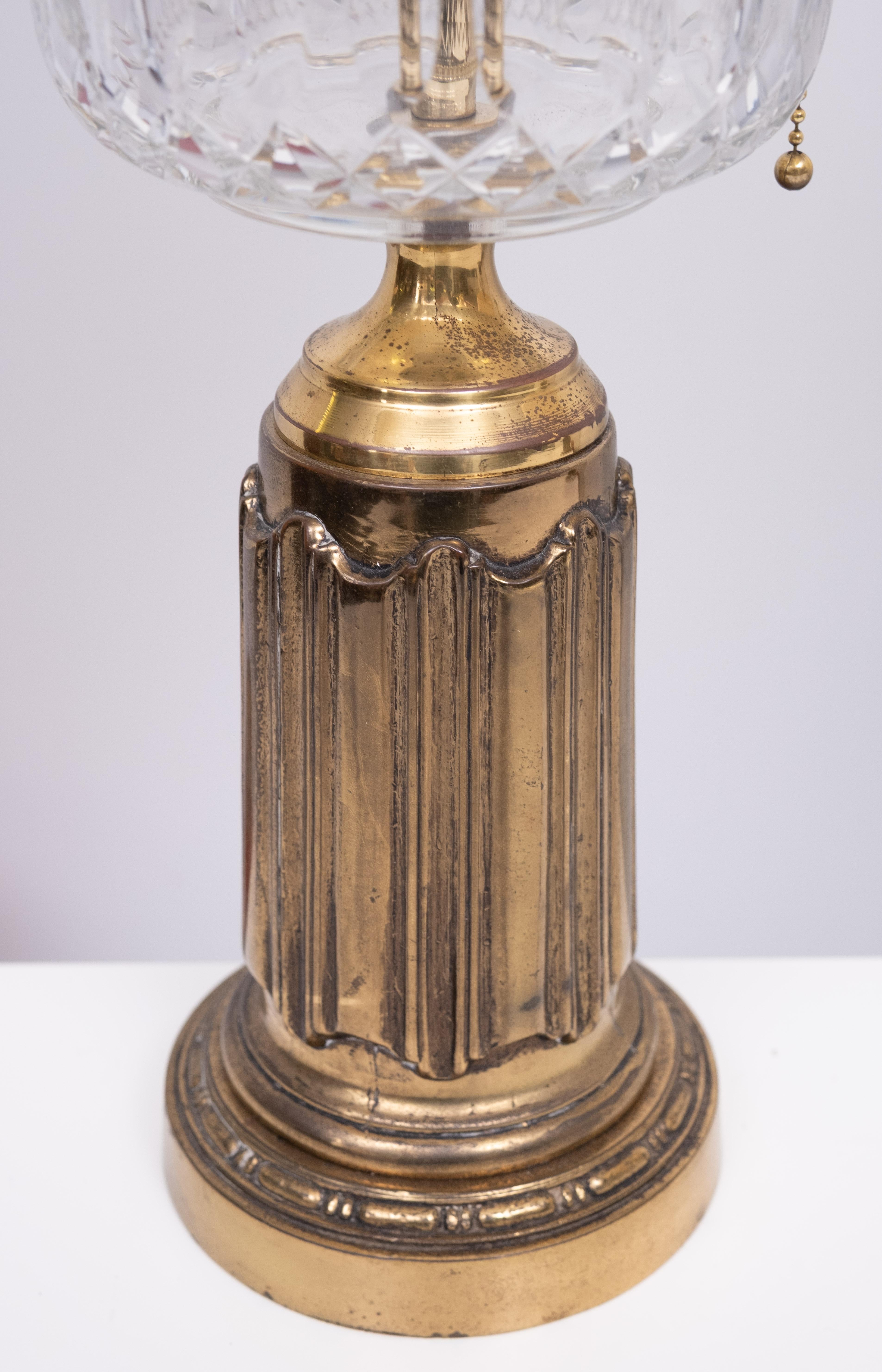 Metà XX secolo Set di lampade da tavolo Heyco in ottone e cristallo con paralumi 1960s USA in vendita