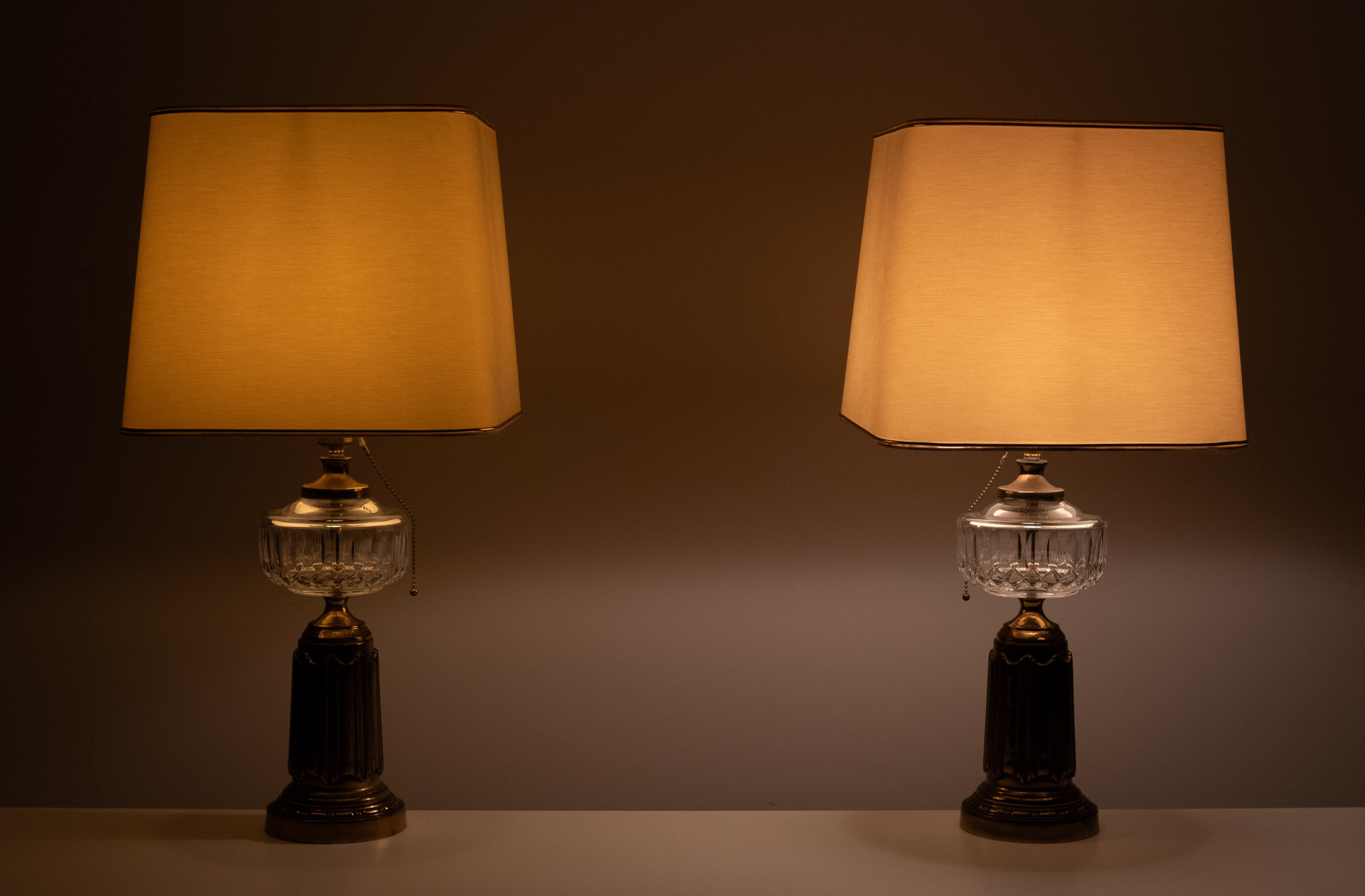 Set di lampade da tavolo Heyco in ottone e cristallo con paralumi 1960s USA in vendita 1