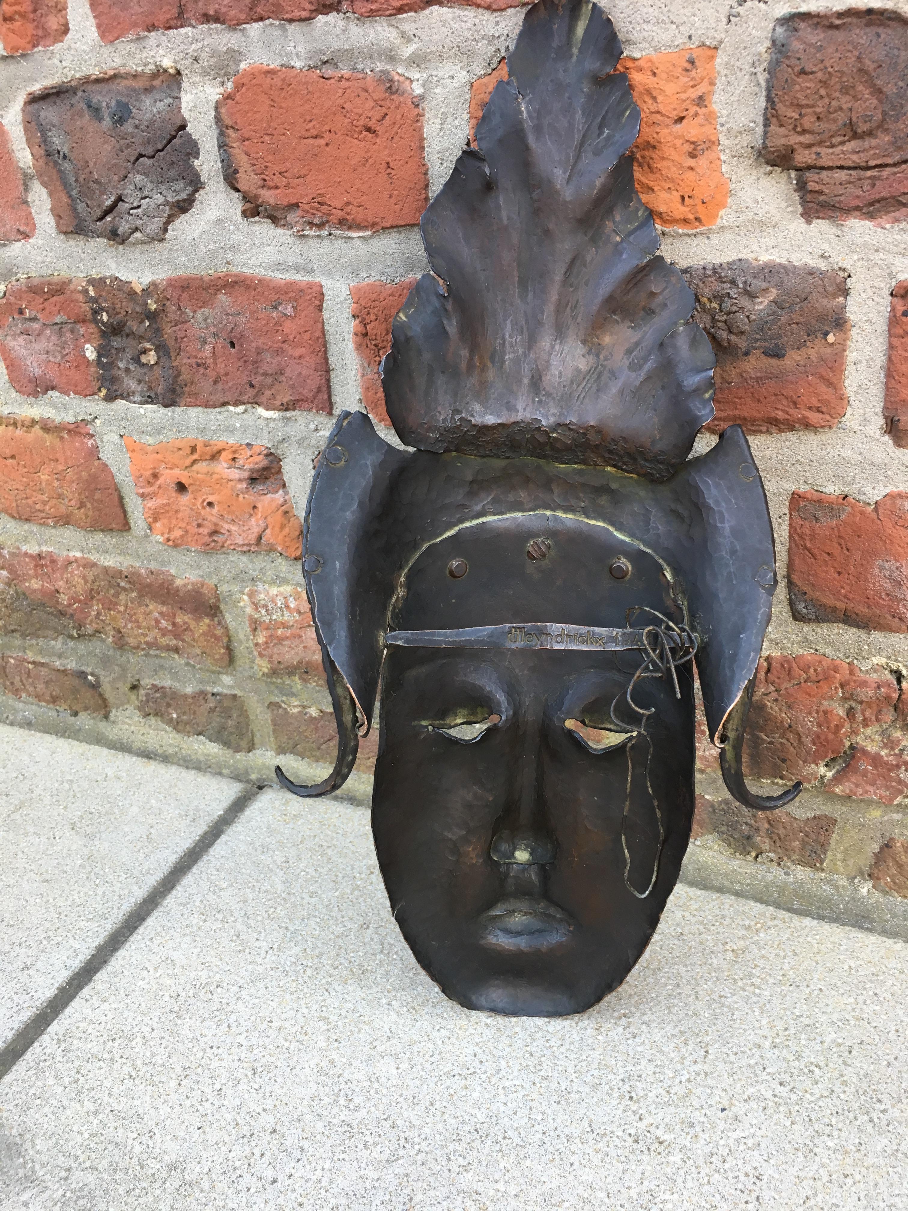Heyndrickx, Art Deco Mask in Hammered and Patinated Bronze, Signed, Dated 1941 For Sale 5