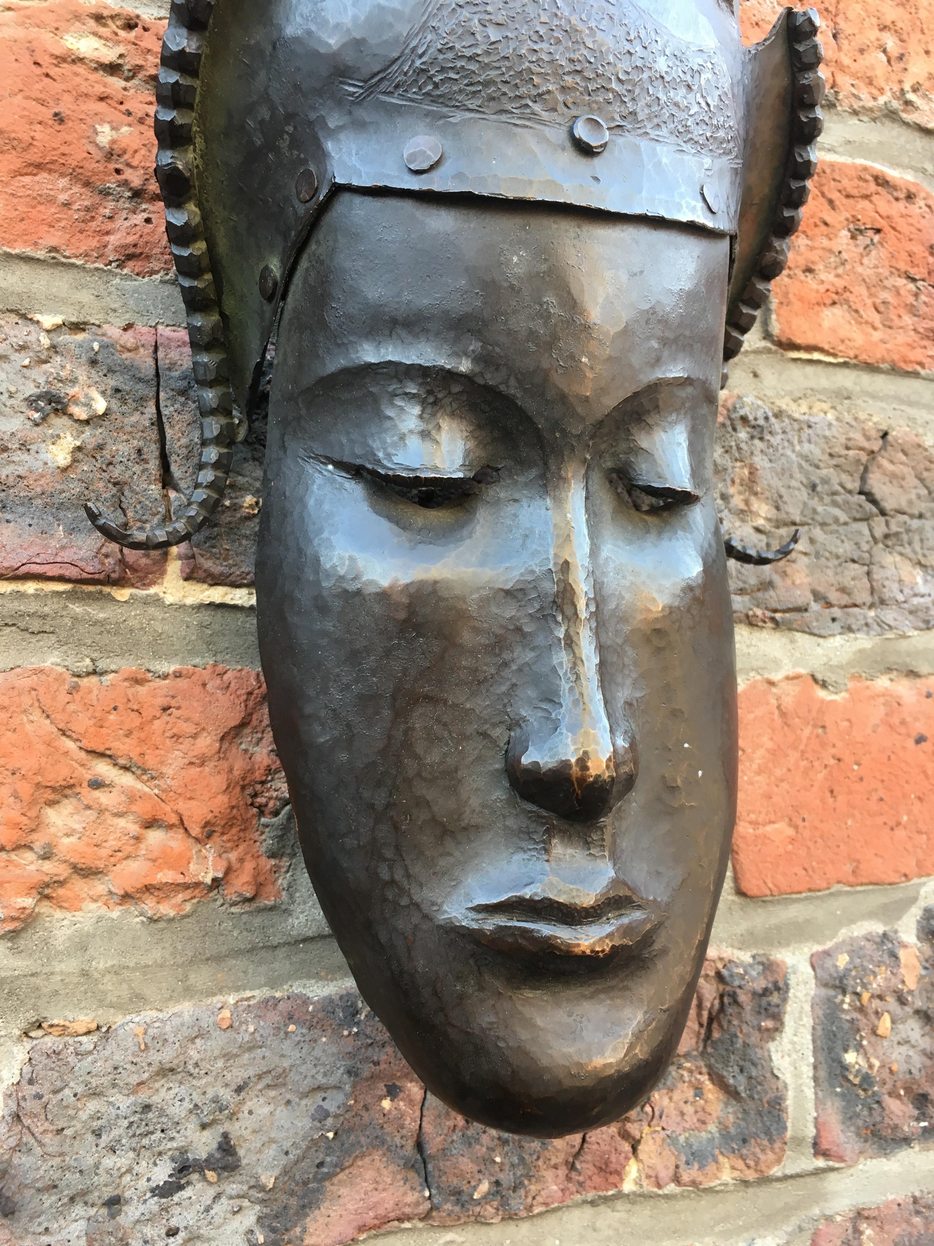 Heyndrickx, Art Deco Mask in Hammered and Patinated Bronze, Signed, Dated 1941 For Sale 6