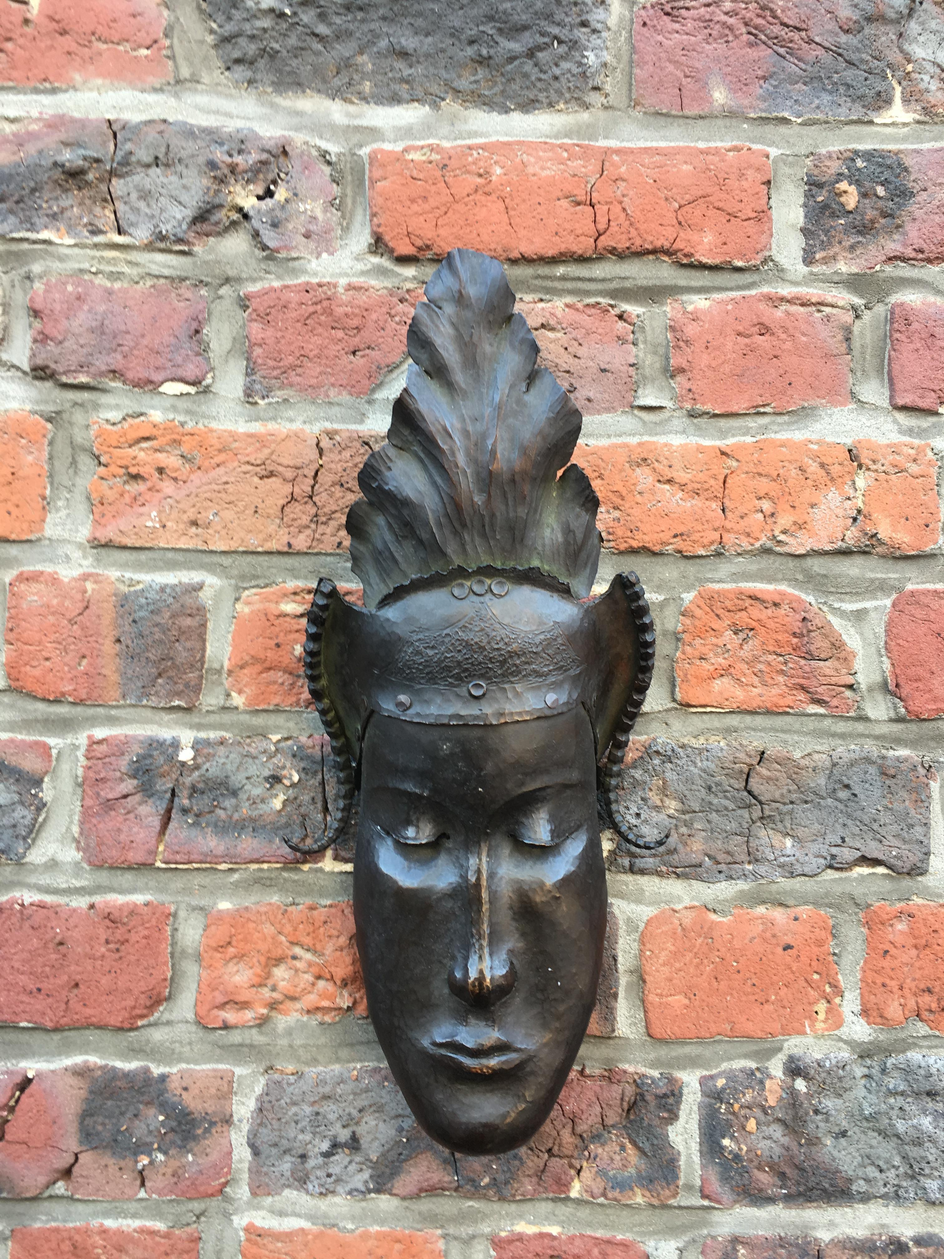 Heyndrickx, Art Deco Mask in Hammered and Patinated Bronze, Signed, Dated 1941 In Good Condition For Sale In Saint-Ouen, FR