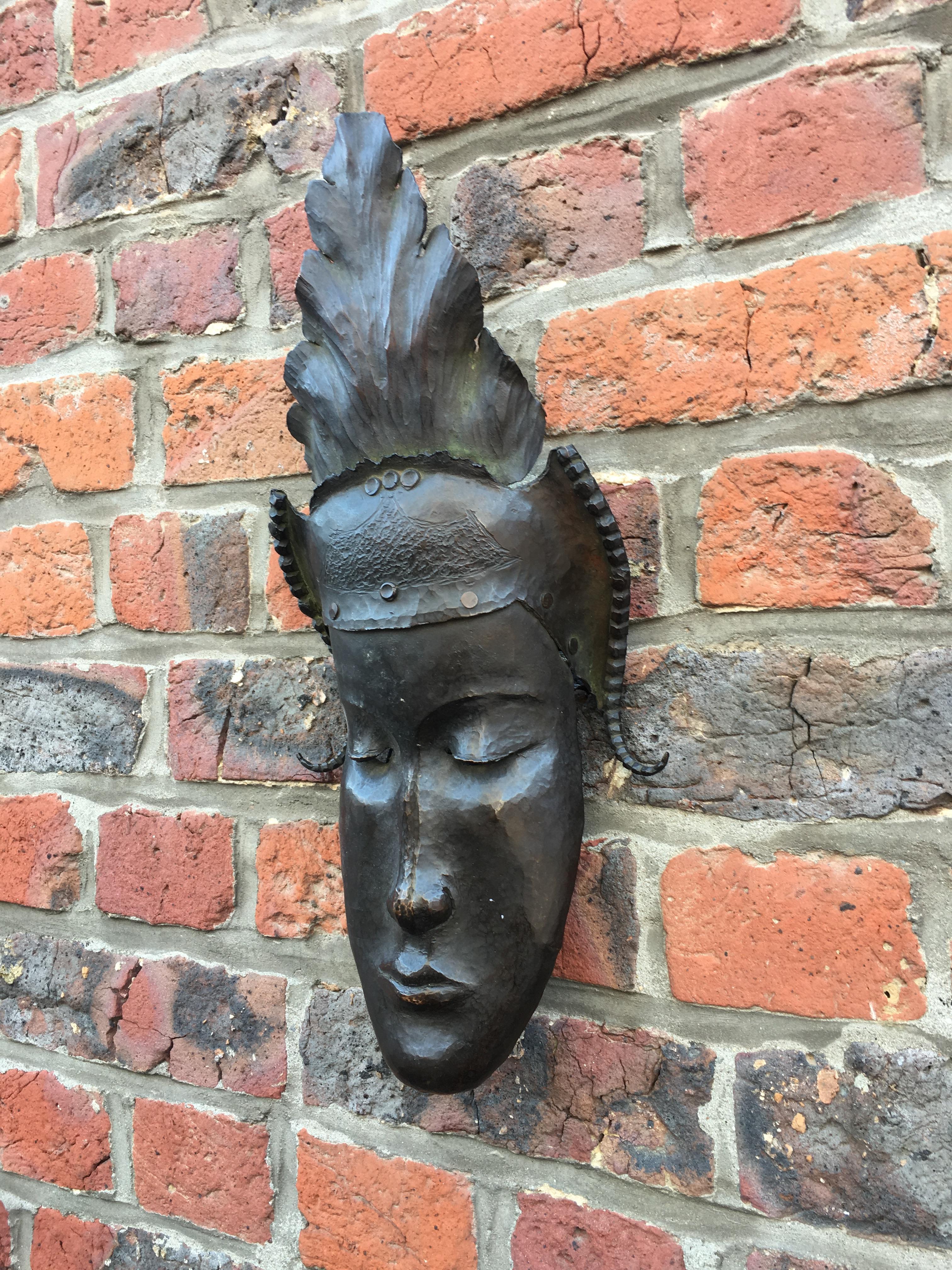 Mid-20th Century Heyndrickx, Art Deco Mask in Hammered and Patinated Bronze, Signed, Dated 1941 For Sale