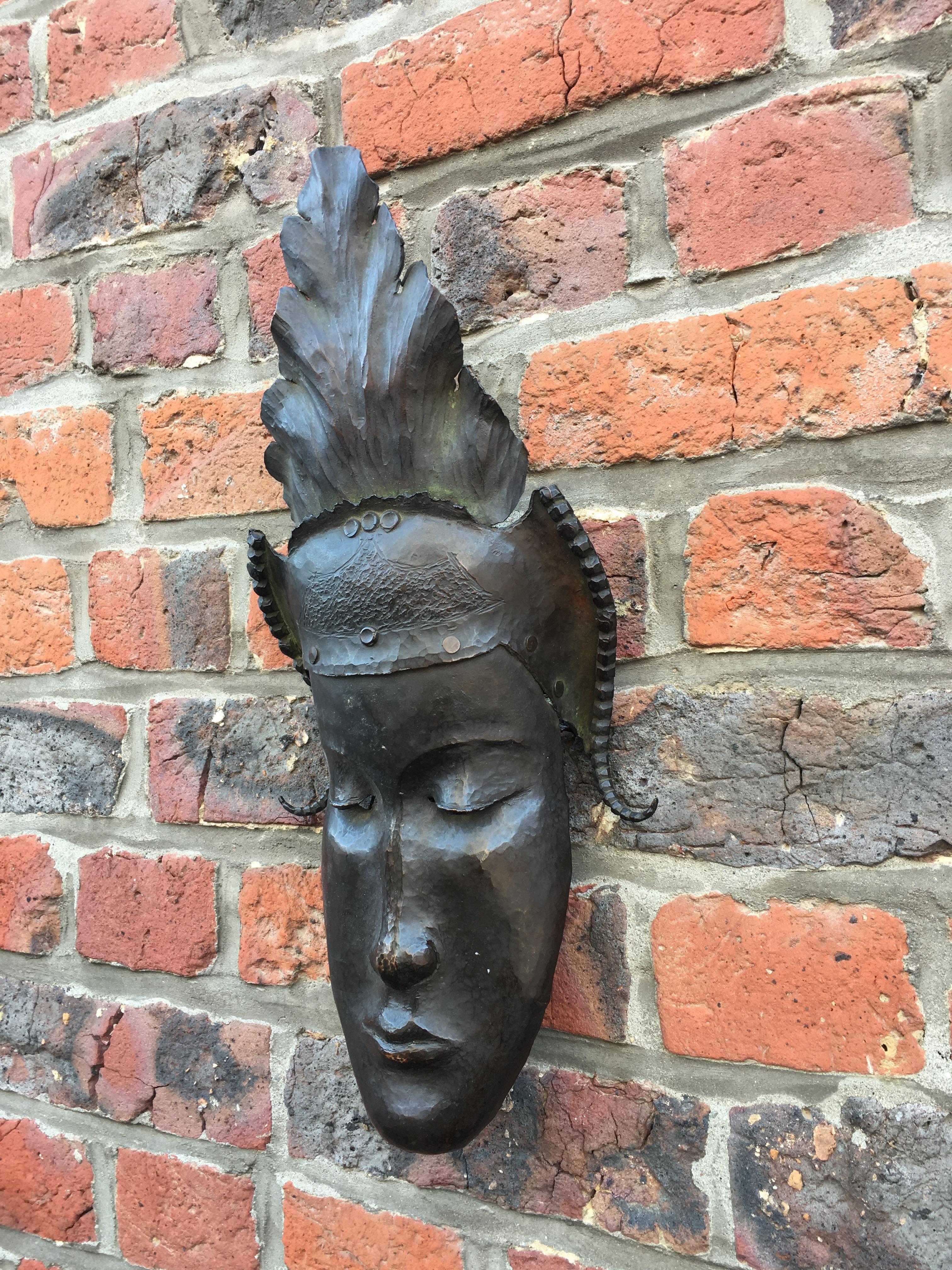 Heyndrickx, Art Deco Mask in Hammered and Patinated Bronze, Signed, Dated 1941 For Sale 1