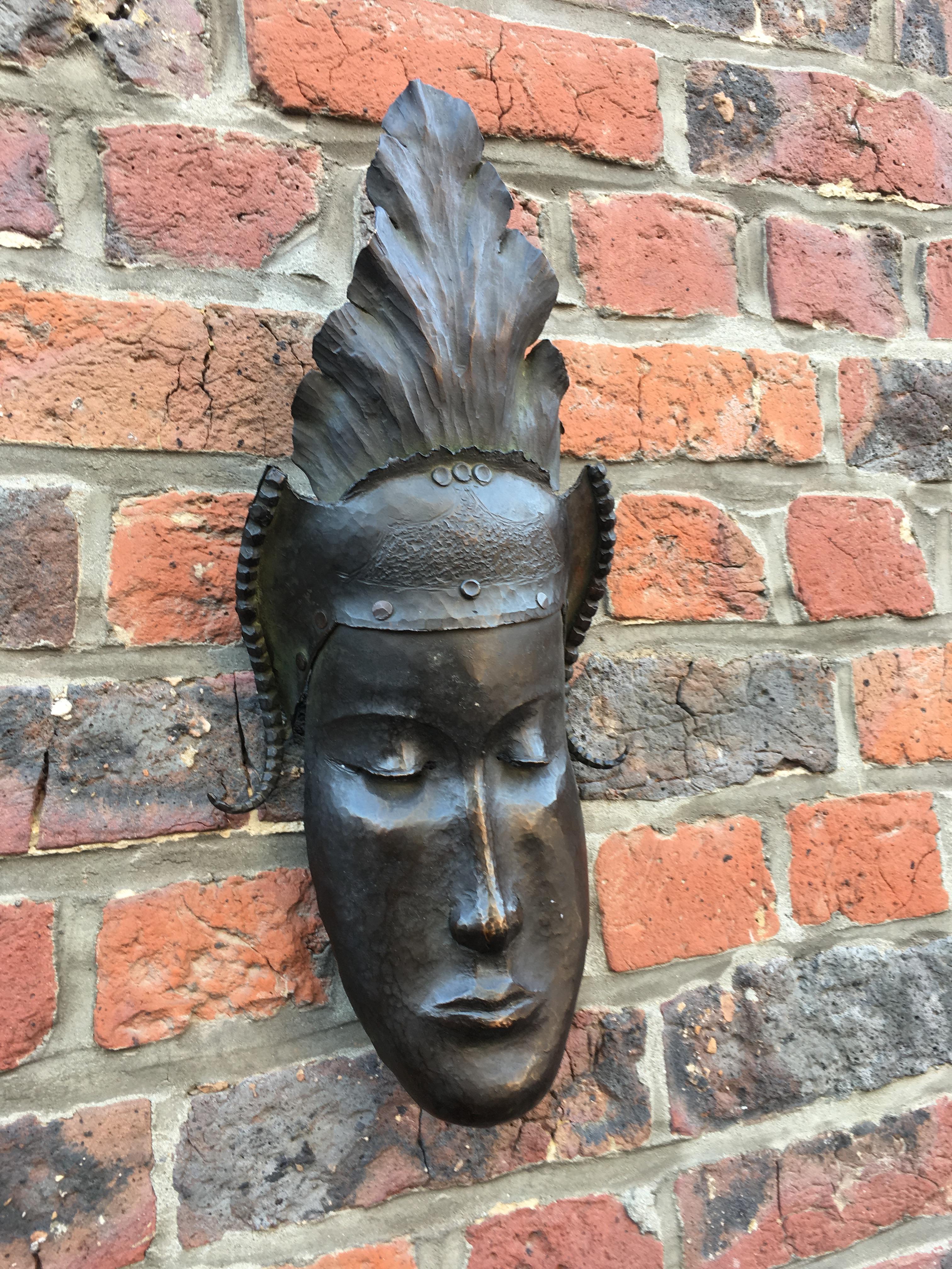 Heyndrickx, Art Deco Mask in Hammered and Patinated Bronze, Signed, Dated 1941 For Sale 2