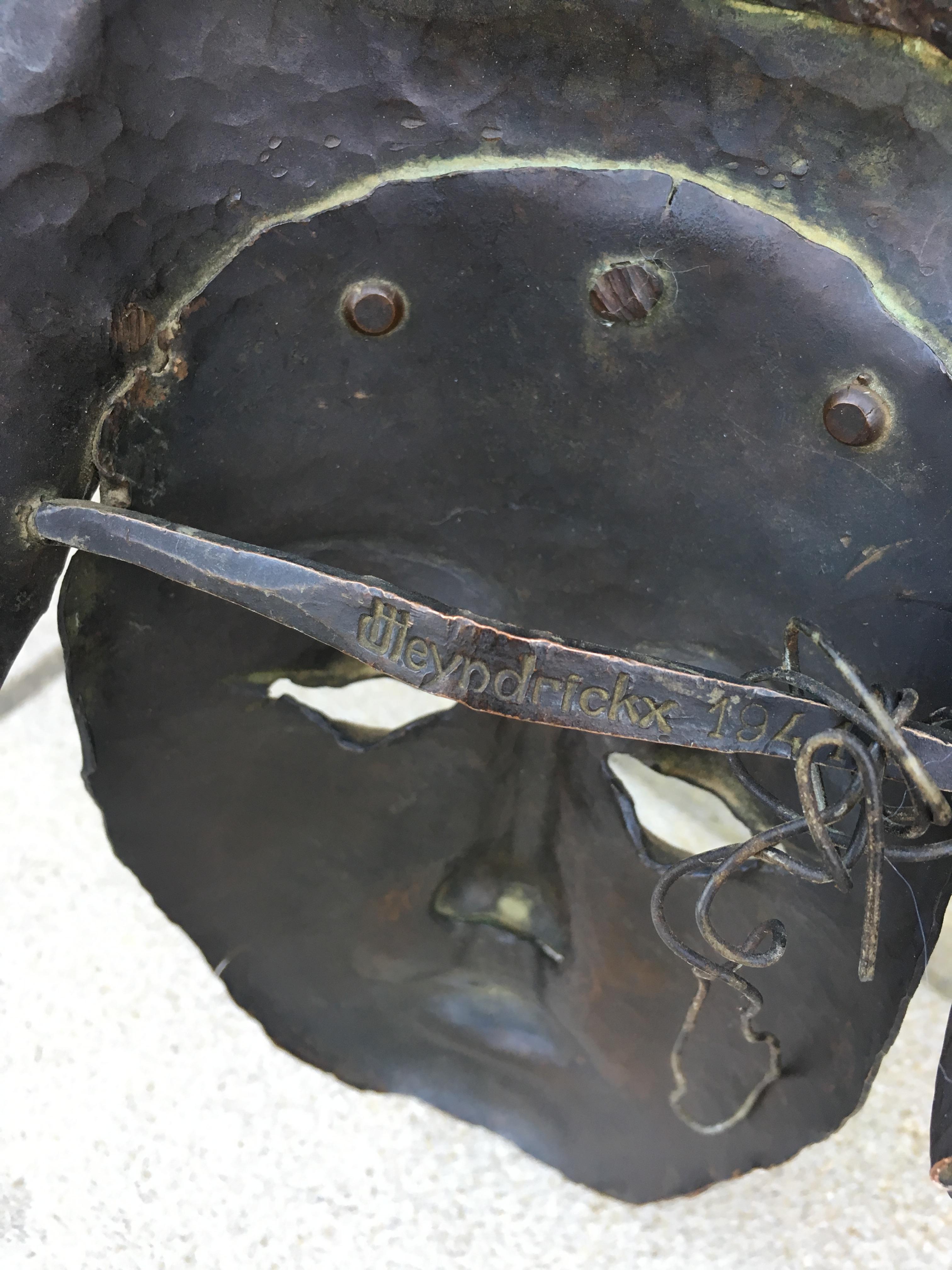 Heyndrickx, Art-Déco-Maske aus gehämmerter und patinierter Bronze, signiert, datiert 1941 im Angebot 2