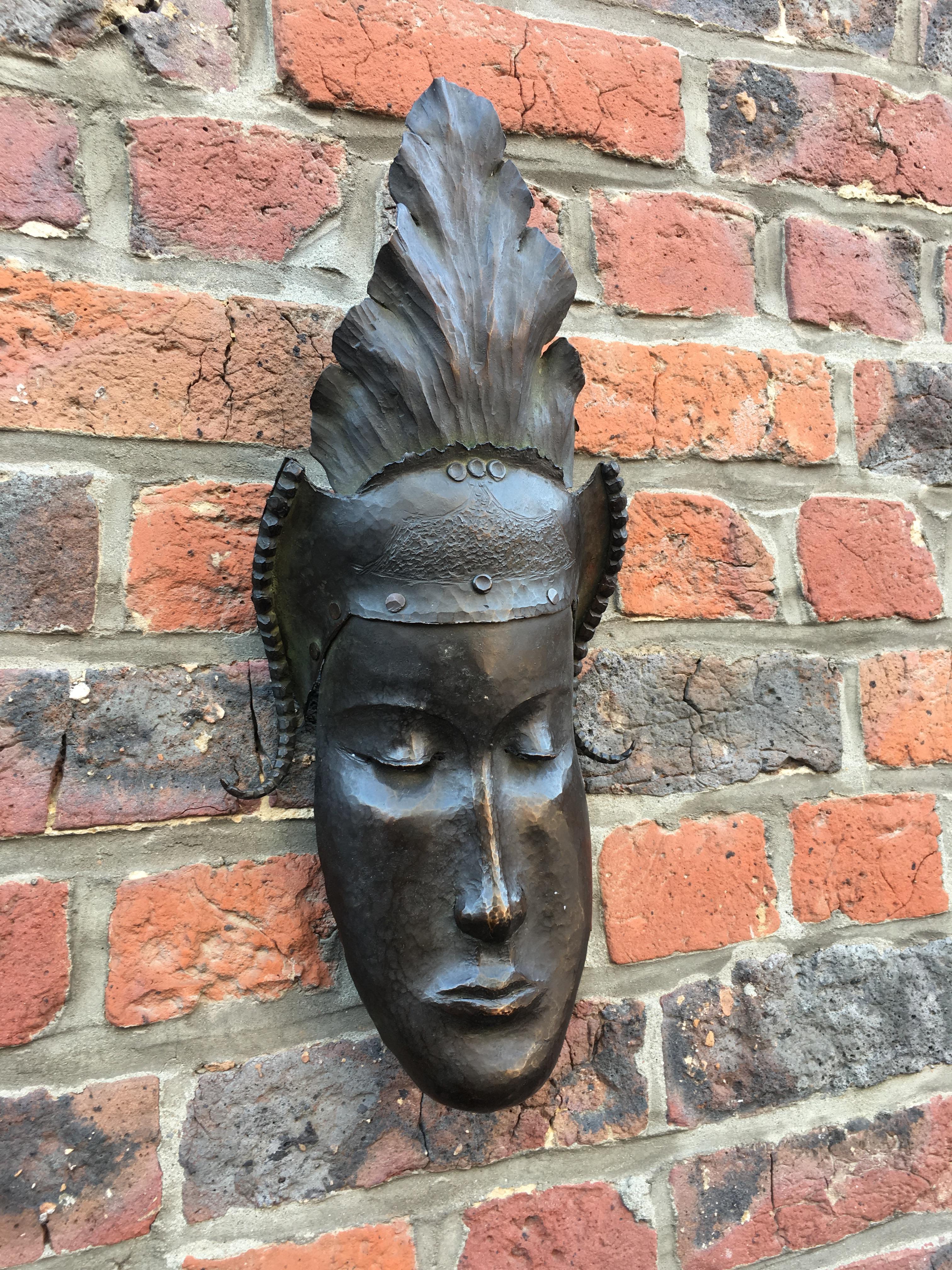 Heyndrickx, Art Deco Mask in Hammered and Patinated Bronze, Signed, Dated 1941 For Sale 4