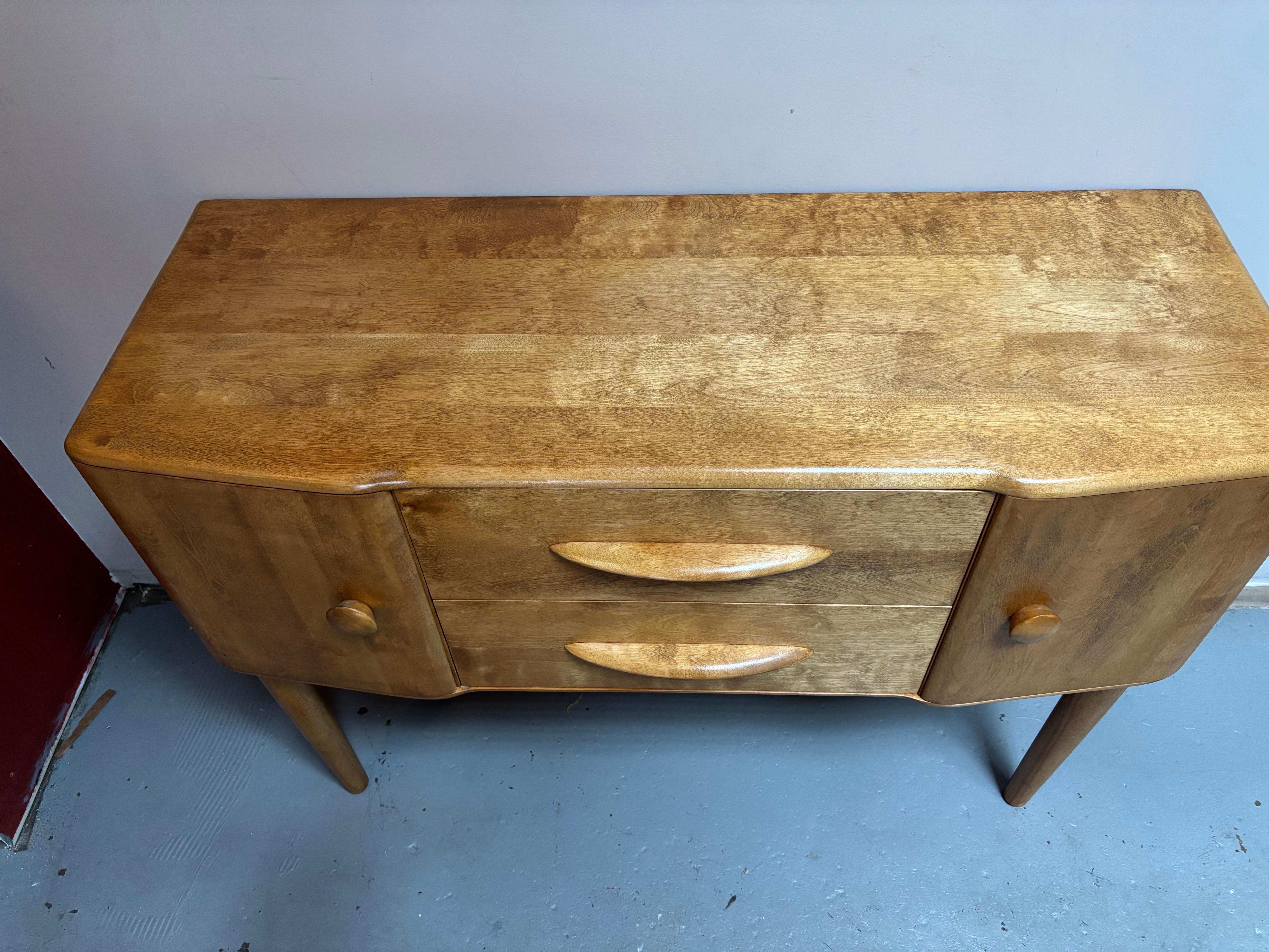 Buffet in acero massiccio Heywood Wakefield.  2 cassetti al centro con una porta a battente su ogni lato.  Il mobile è sollevato da terra con le gambe.  Appena rifinito e pronto per l'uso.  