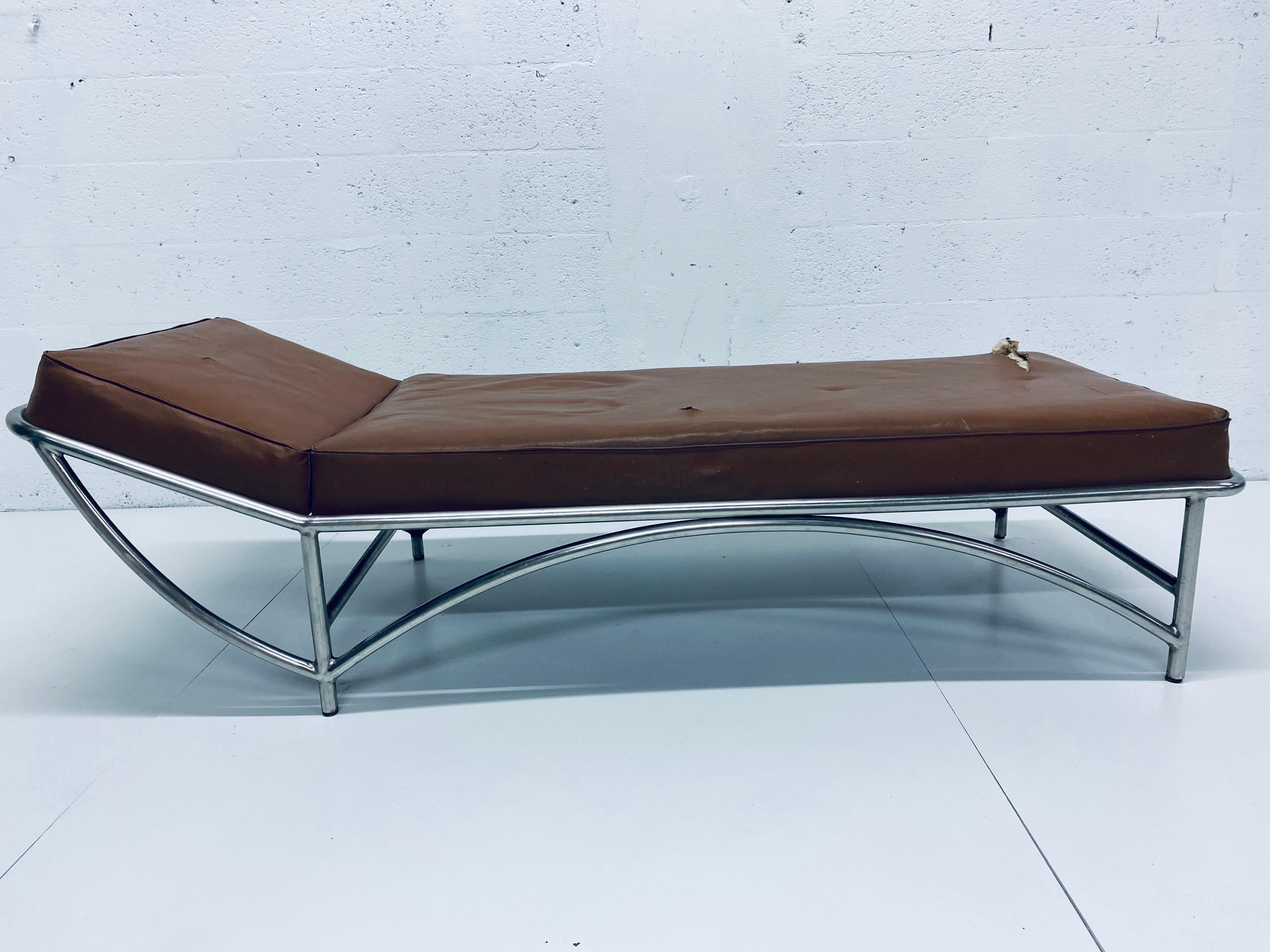 Rare Heywood Wakefield Art Deco Revival streamline chaise lounge or daybed with cushioned seat and back on tubular steel frame. Fabric is original and will need new upholstery. The design is similar to KEM Weber.