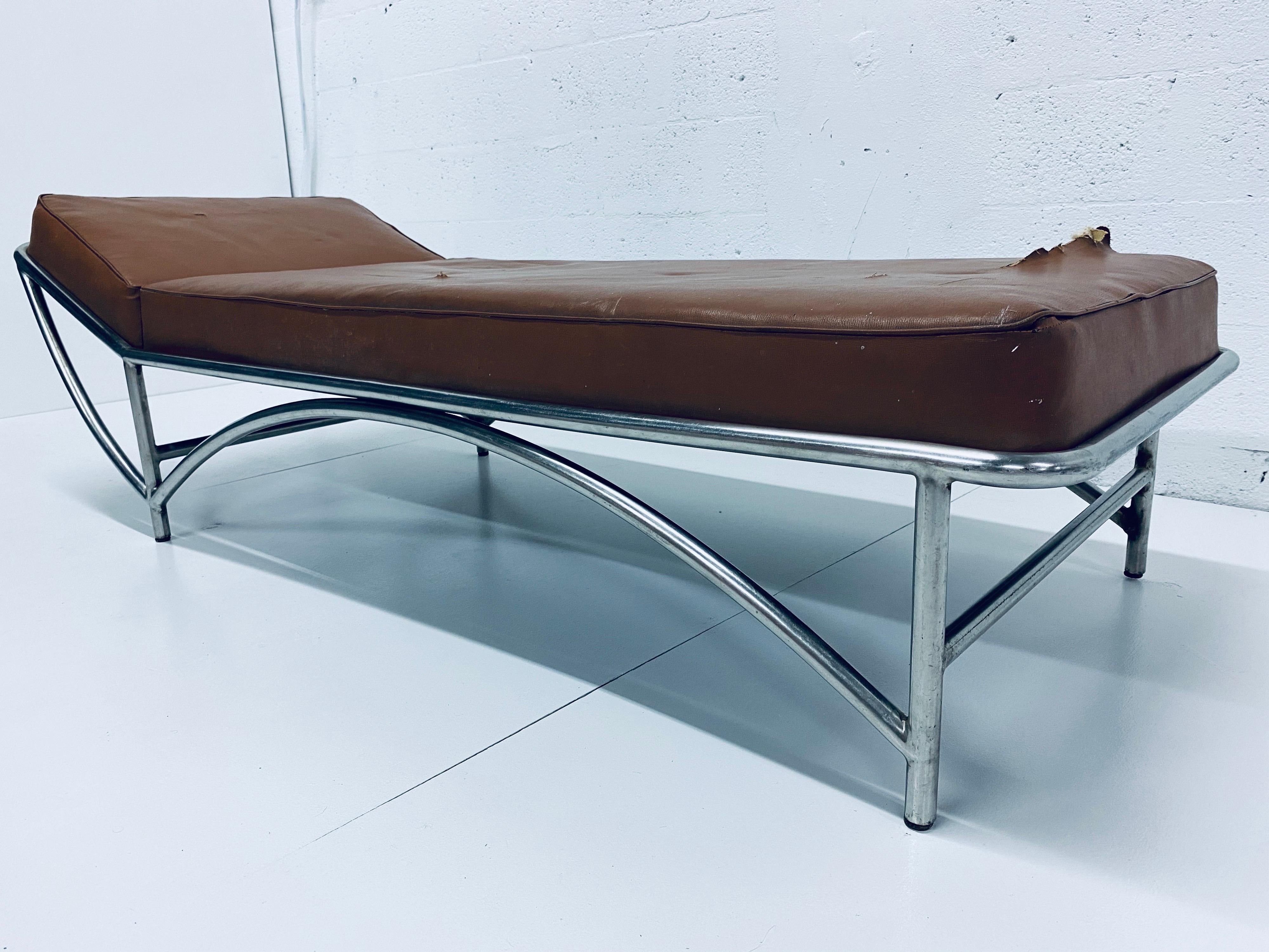 Heywood Wakefield Art Deco Revival Tubular Steel Chaise Lounge, Daybed In Distressed Condition In Miami, FL