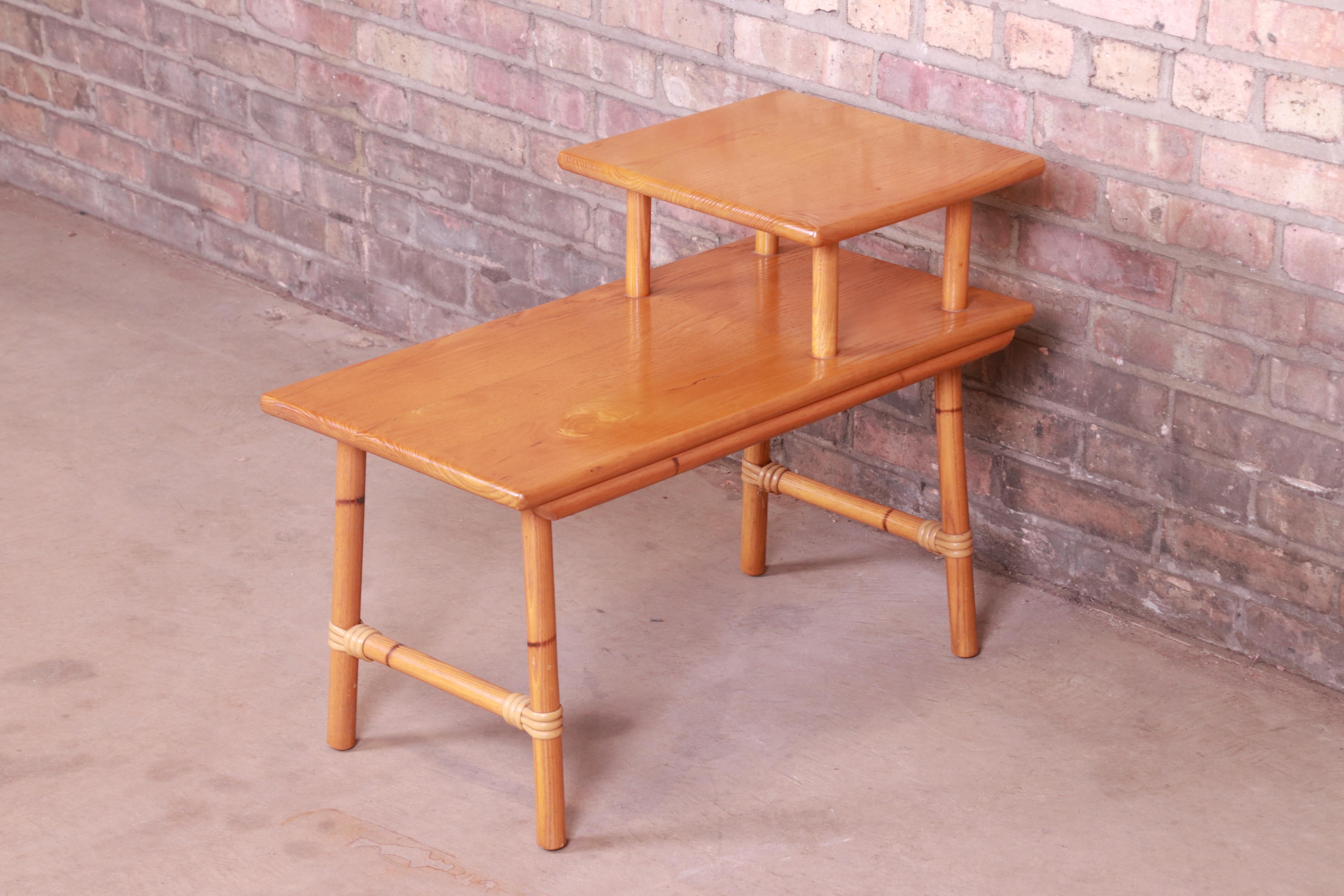 A gorgeous Mid-Century Modern Hollywood Regency chinoiserie two-tier occasional side table

By Heywood Wakefield

USA, 1950s

Solid ash top, with bamboo form legs and stretchers.

Measures: 14