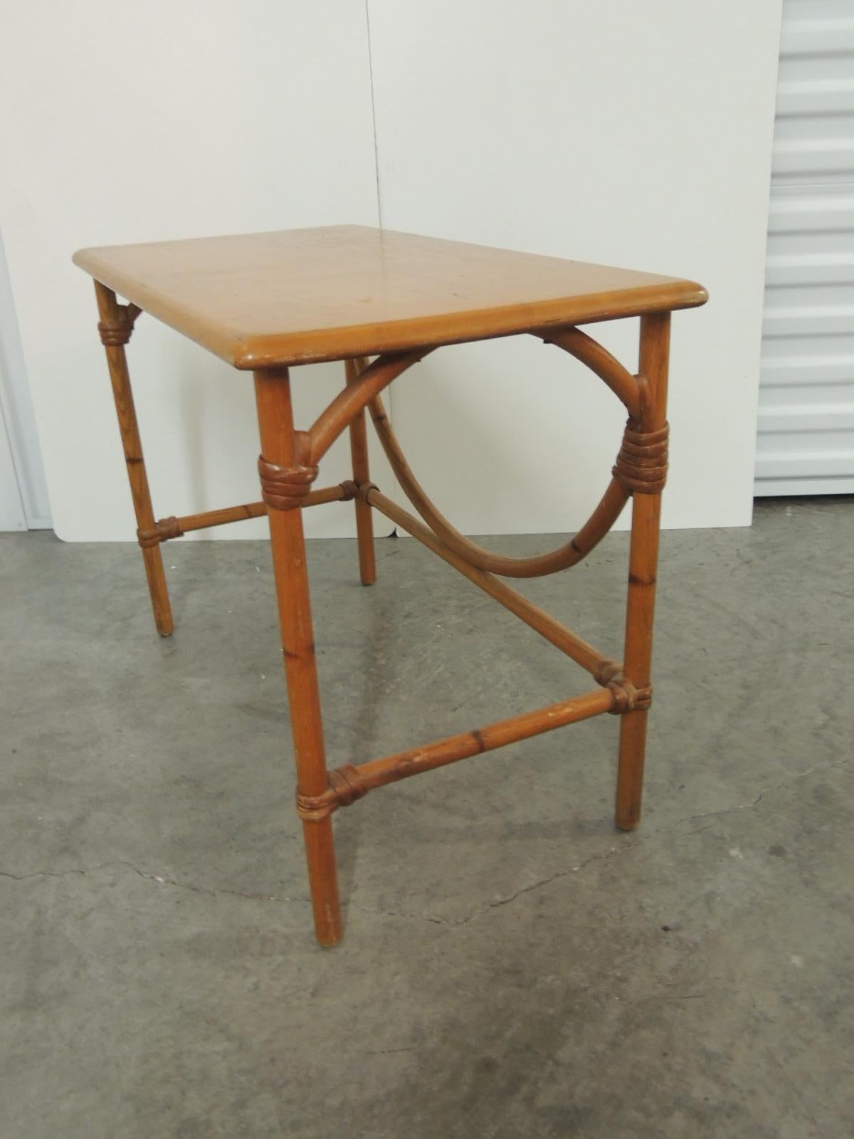 Heywood Wakefield bamboo with maple-top rectangular side table
Honey color wood top finish with rattan details.
USA, 1940s
Size: 28