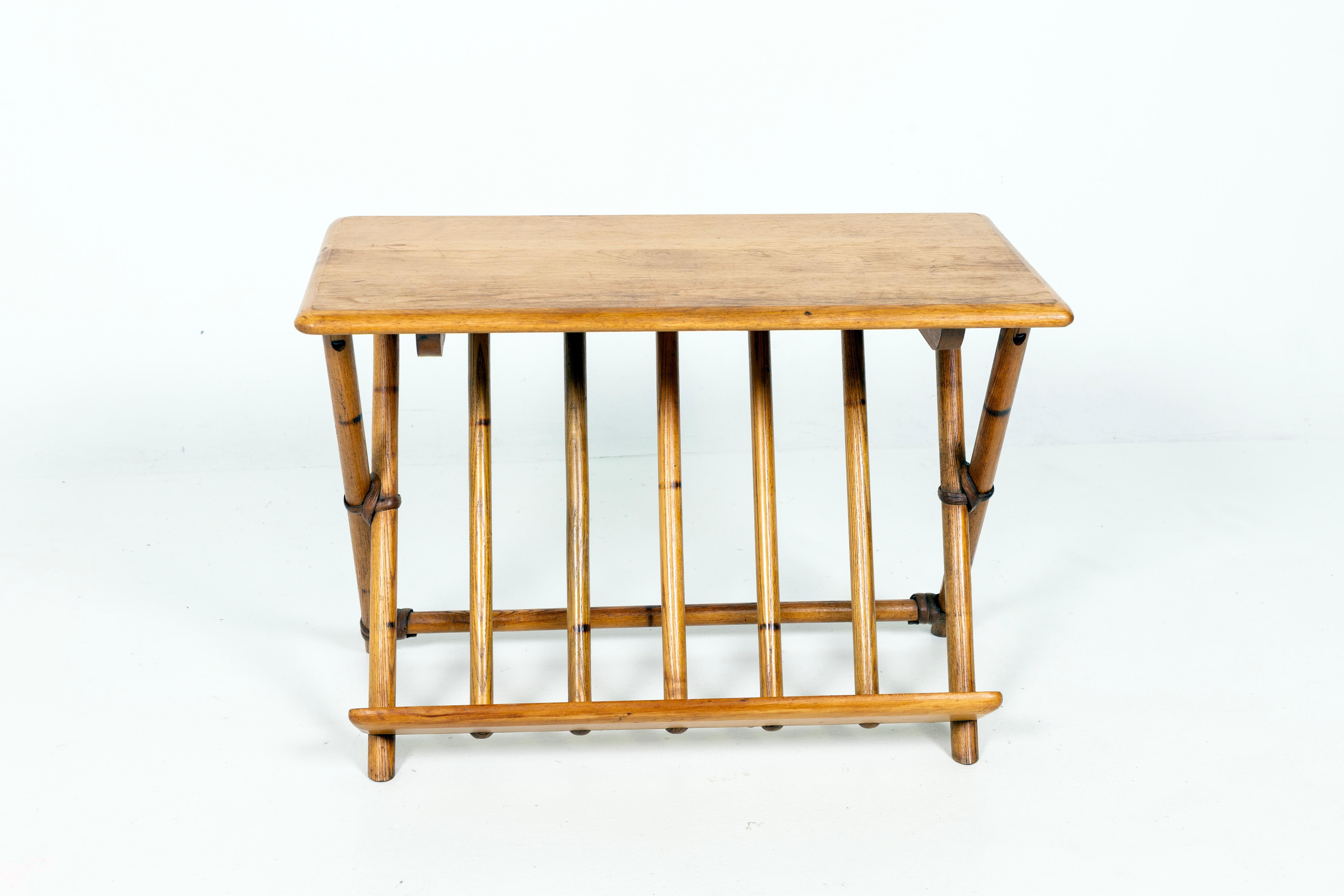 Milieu du XXe siècle Heywood Wakefield table d'appoint style bambou, porte-revues en vente