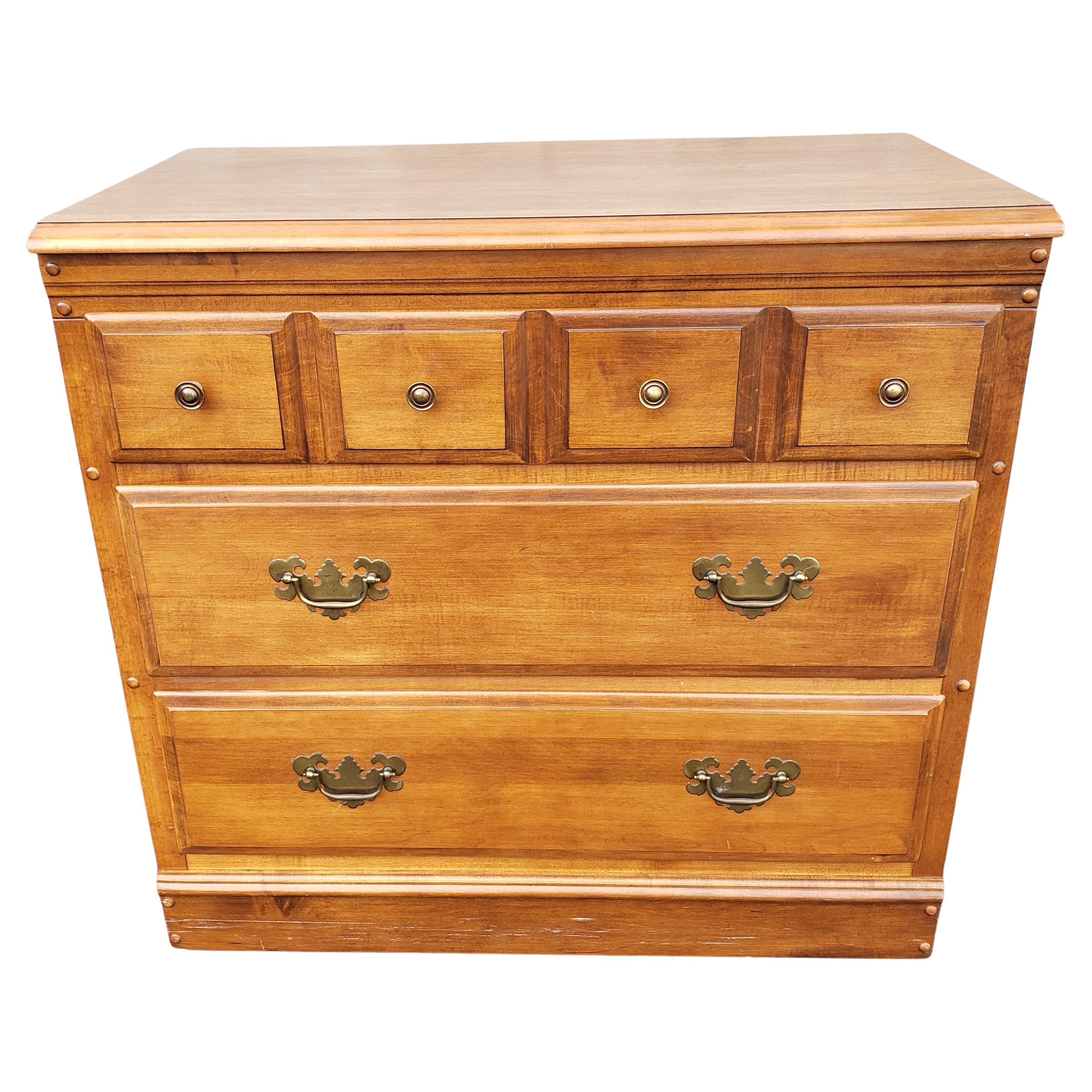 True American craftmanship Heywood-Wakefield Cinnamon Chest of Drawers in excellent vintage condition. Very solid construction with dovetail drawers. Perfectly functional drawers. Very well kept piece. Measures 32