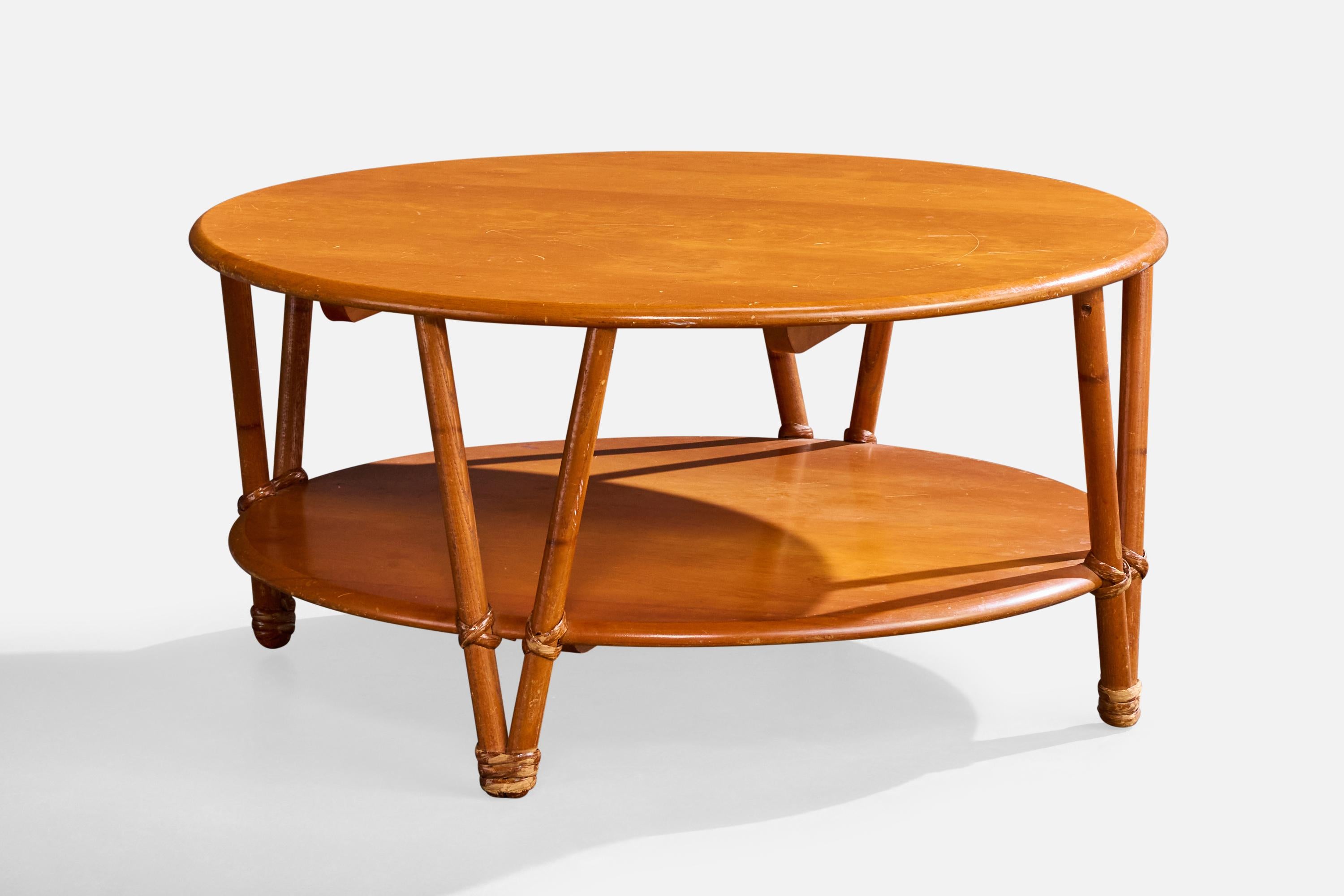 Table basse en bois et rotin produite par Heywood Wakefield, USA, c. 1950.

Légères rayures sur le plateau de la table.

Dimensions globales (pouces) : 17.75 