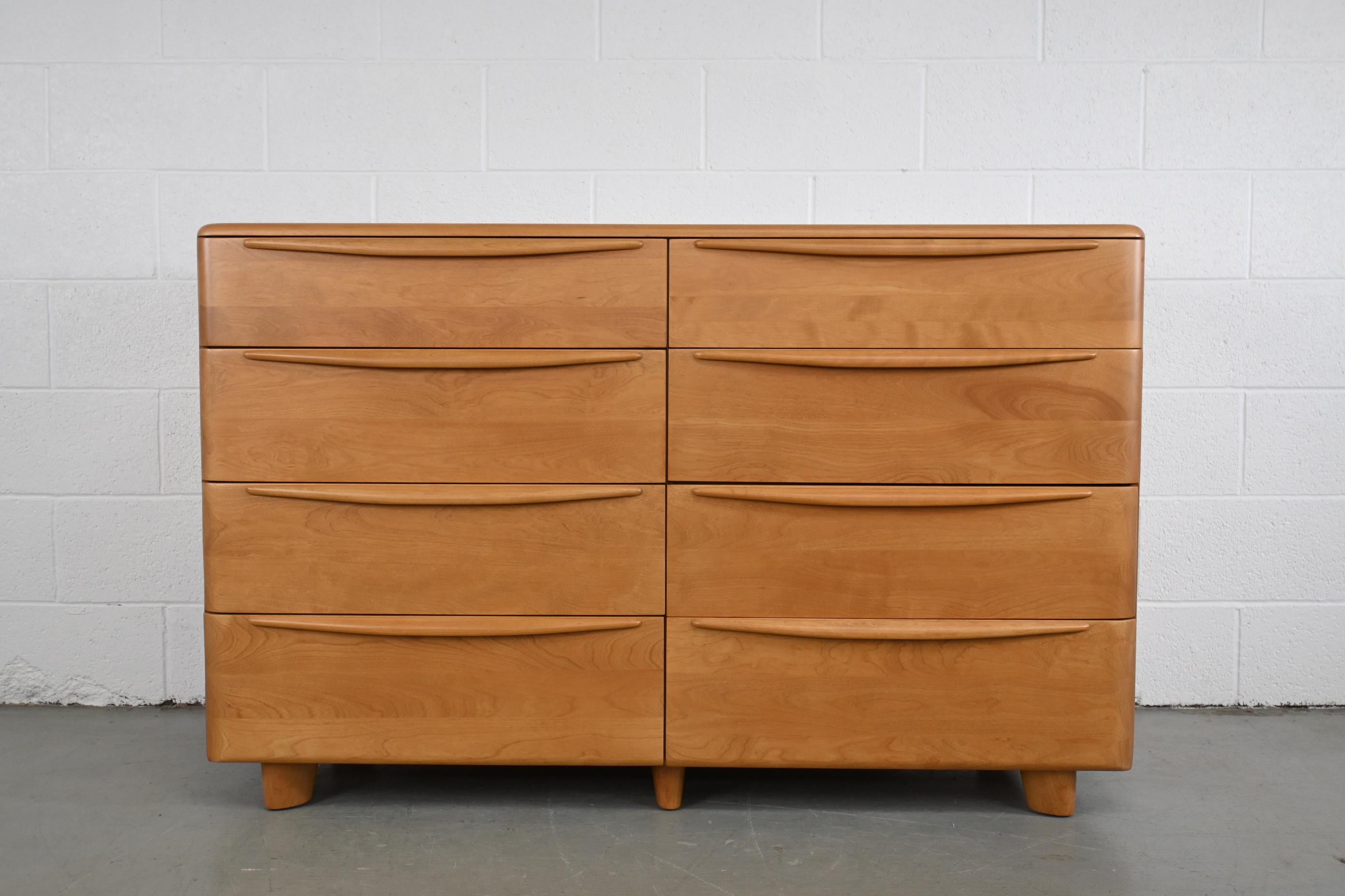 Heywood Wakefield Encore Mid-Century Modern eight drawer dresser

Heywood Wakefield Furniture, USA, 1950s

Measures: 54 Wide x 19.75 Deep x 34.25 High.

Mid-Century Modern eight drawer solid birch dresser with sculpted birch