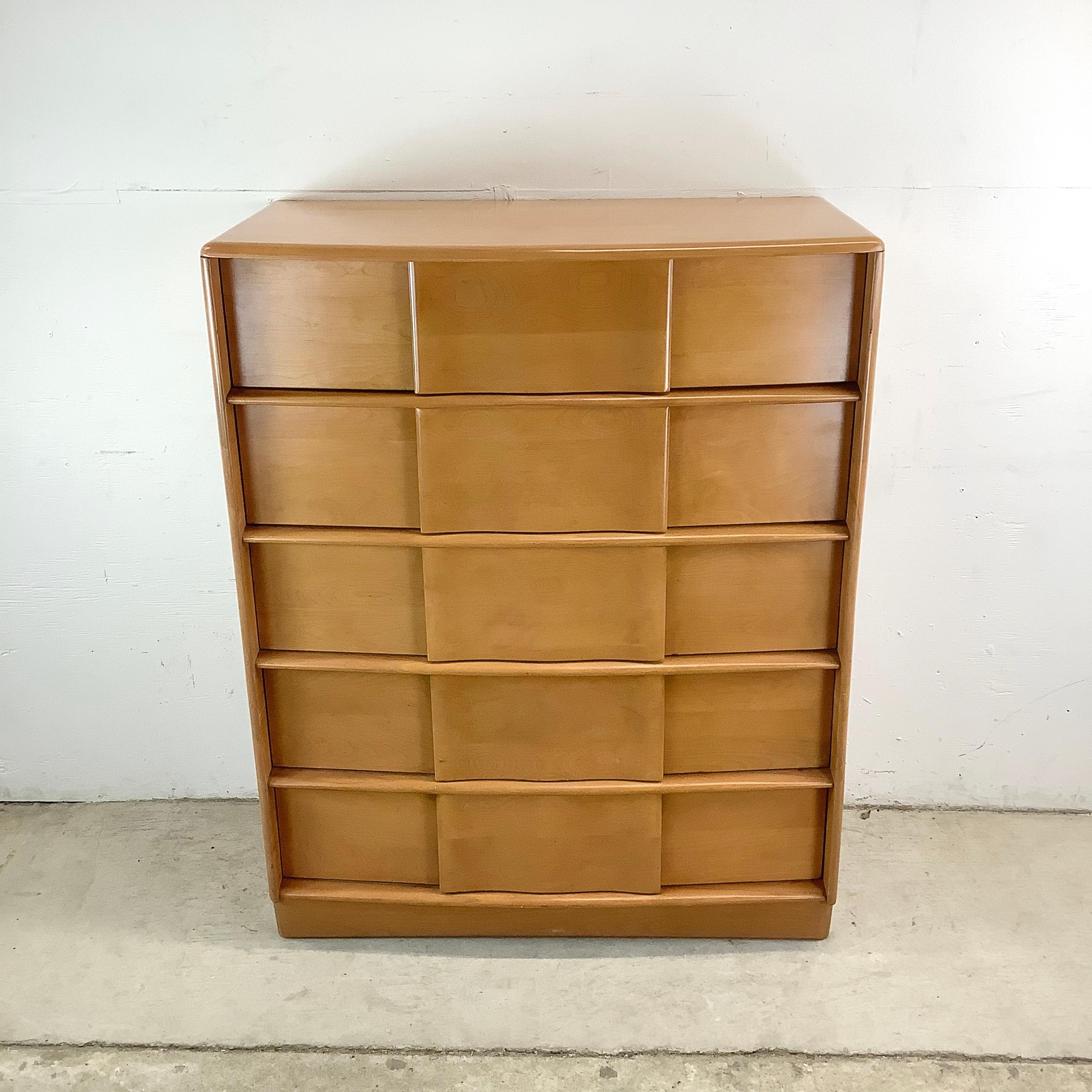 Verleihen Sie Ihrem Schlafzimmer einen Hauch von Vintage-Charme und Funktionalität mit dieser Heywood Wakefield Kommode mit fünf Schubladen, einem wunderschön gefertigten Stück aus der Mitte des Jahrhunderts, das in der beliebten Champagnerbeize der