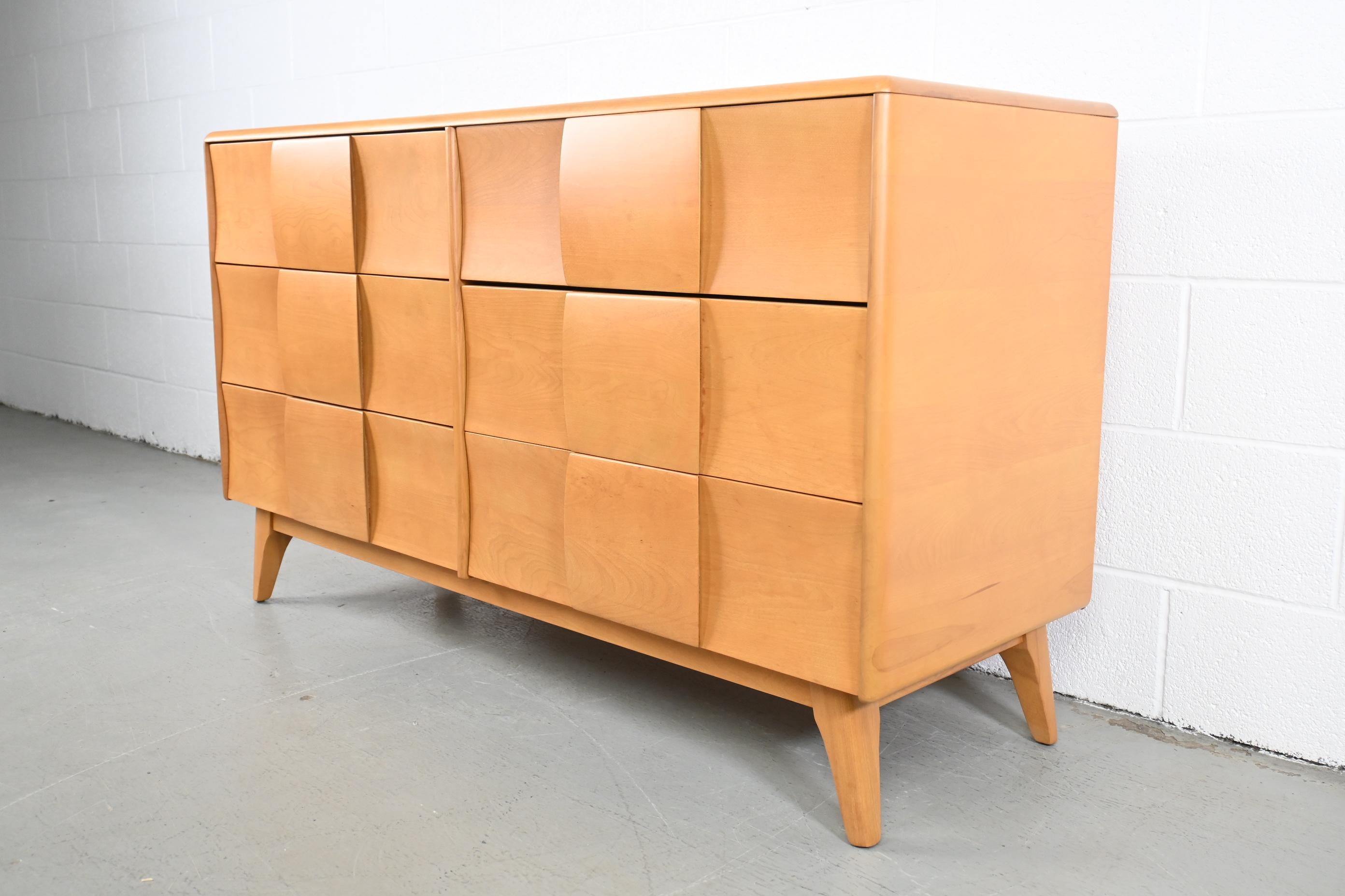 Heywood Wakefield Kohinoor six drawer mid century modern dresser.

Heywood Wakefield Furniture, USA, 1950s.

Measures: 55.75 wide x 19 deep x 32.5 high.

Mid-Century Modern solid birch six drawer dresser with sculpted pulls.

Professionally
