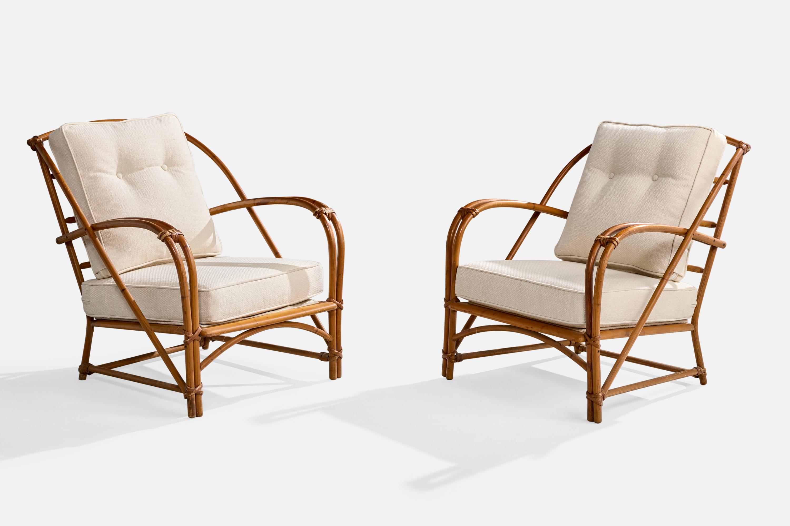 A pair of bamboo, rattan and white fabric lounge chairs produced by Heywood Wakefield, USA, c. 1950s.

Overall Dimensions (inches): 31.625” H x 27” W x 32.5” D

Seat Height (inches): 15.5” 

Arm Height (inches): 22.4”

All upholstered furniture can