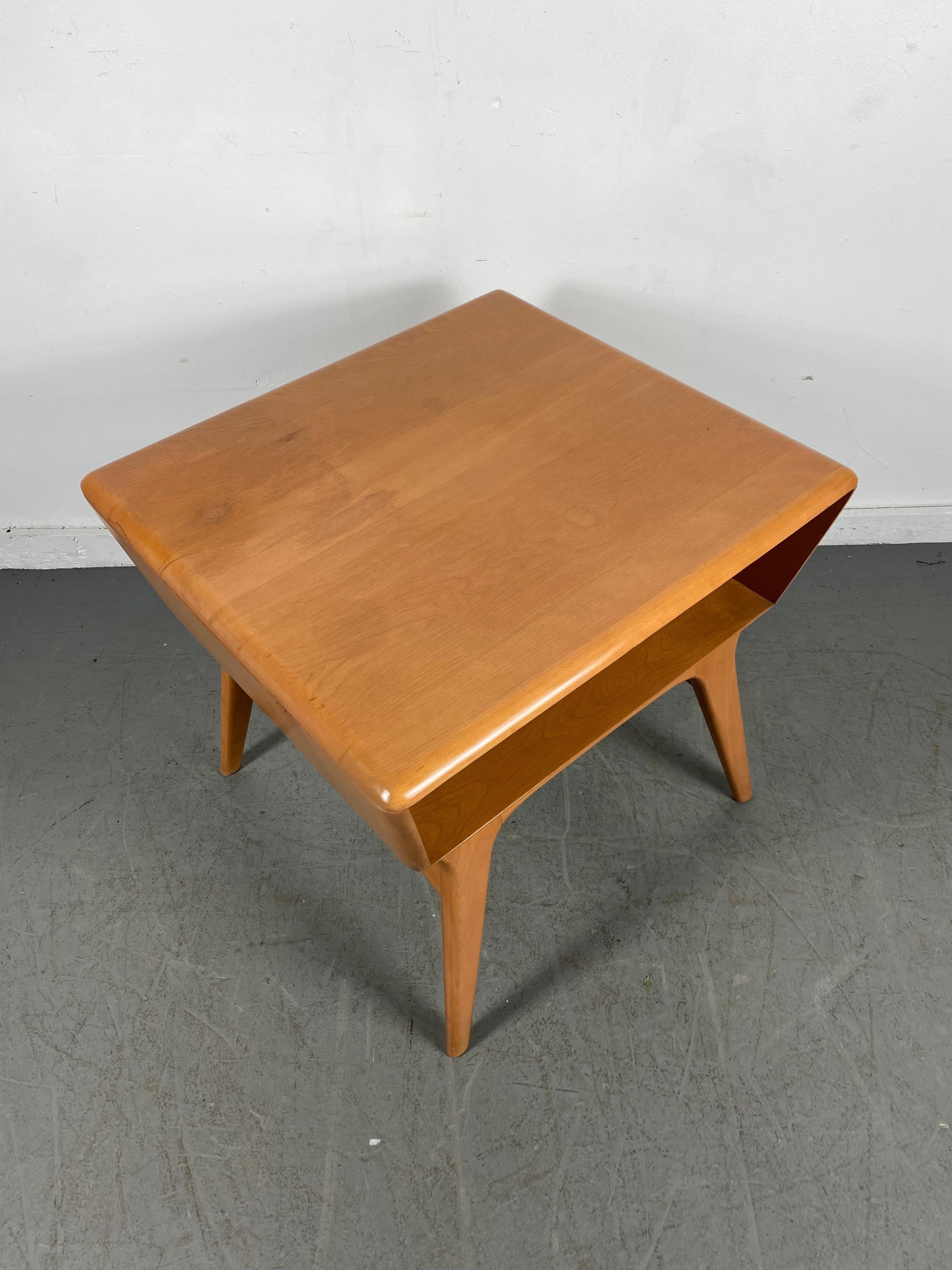 American Heywood Wakefield M391G, Classic Mid Century Modern Lamp Table