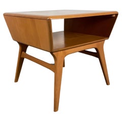 Heywood Wakefield M391G, Classic Mid Century Modern Lamp Table