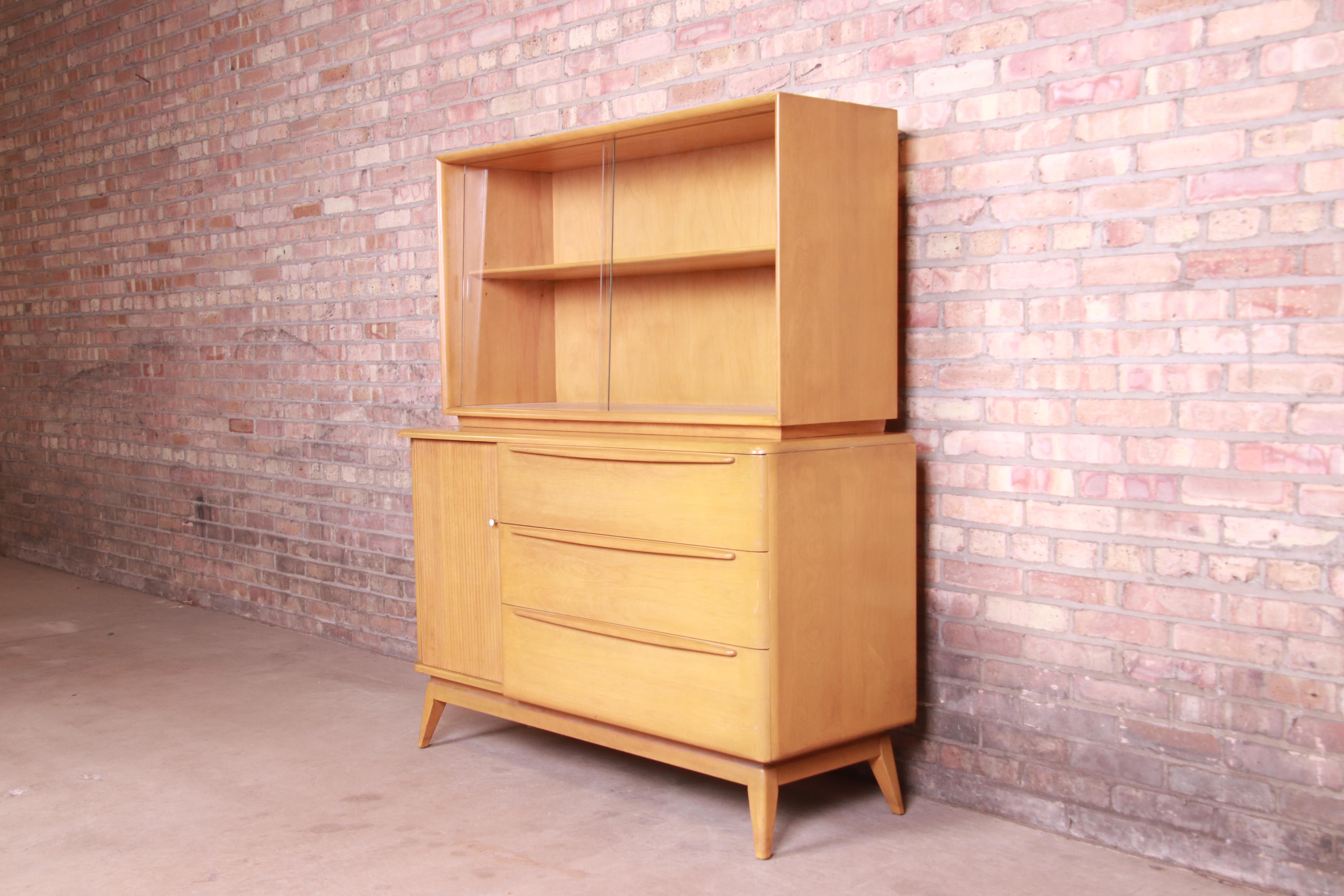 A gorgeous Mid-Century Modern tambour door sideboard, credenza, or bar cabinet with hutch top

By Heywood Wakefield

USA, 1950s

Solid maple in original 