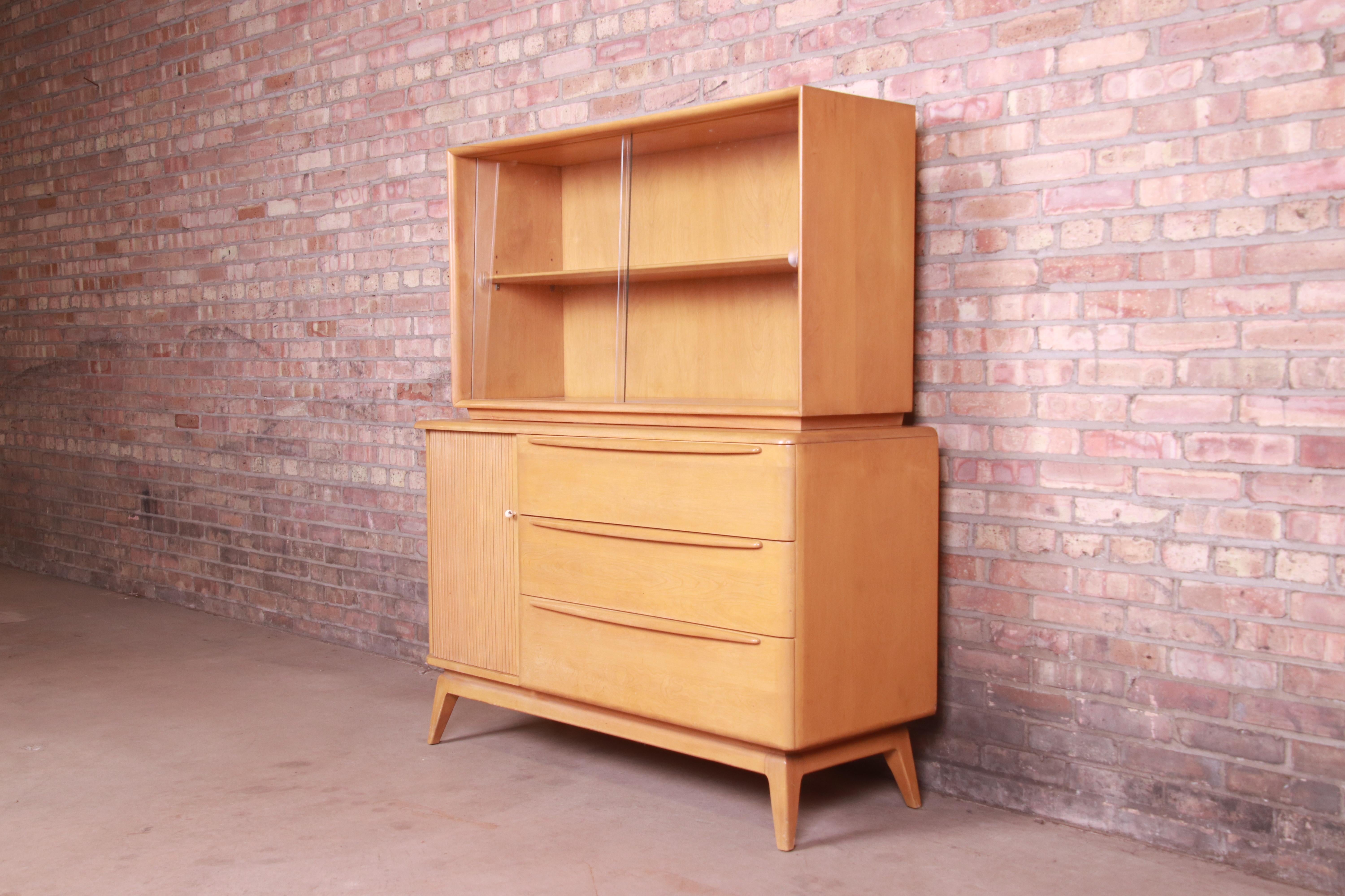 A gorgeous Mid-Century Modern tambour door sideboard, credenza, or bar cabinet with hutch top

By Heywood Wakefield

USA, 1950s

Solid maple in original 