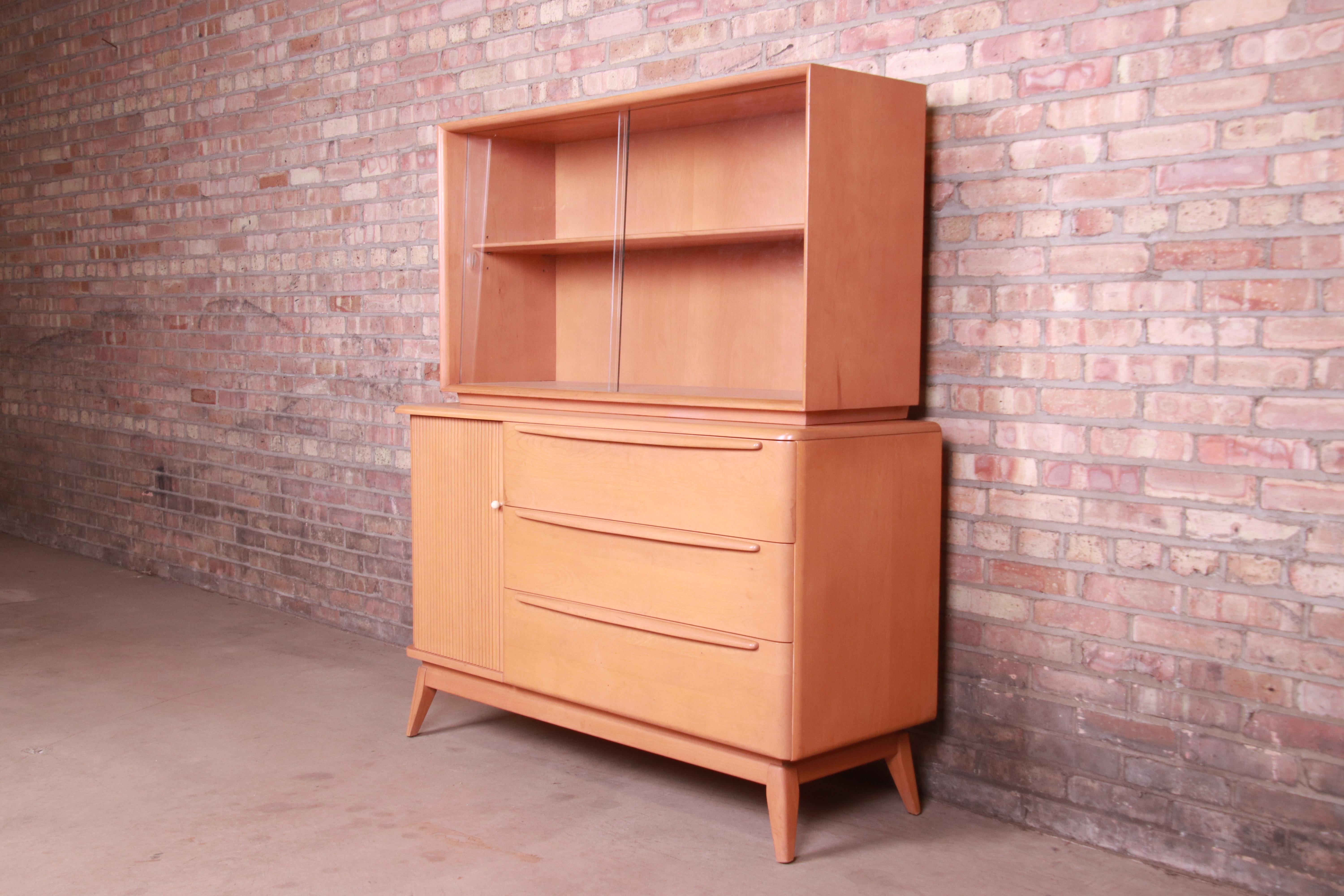 A gorgeous Mid-Century Modern tambour door sideboard, credenza, or bar cabinet with hutch top

By Heywood Wakefield

USA, 1957

Solid maple in original 