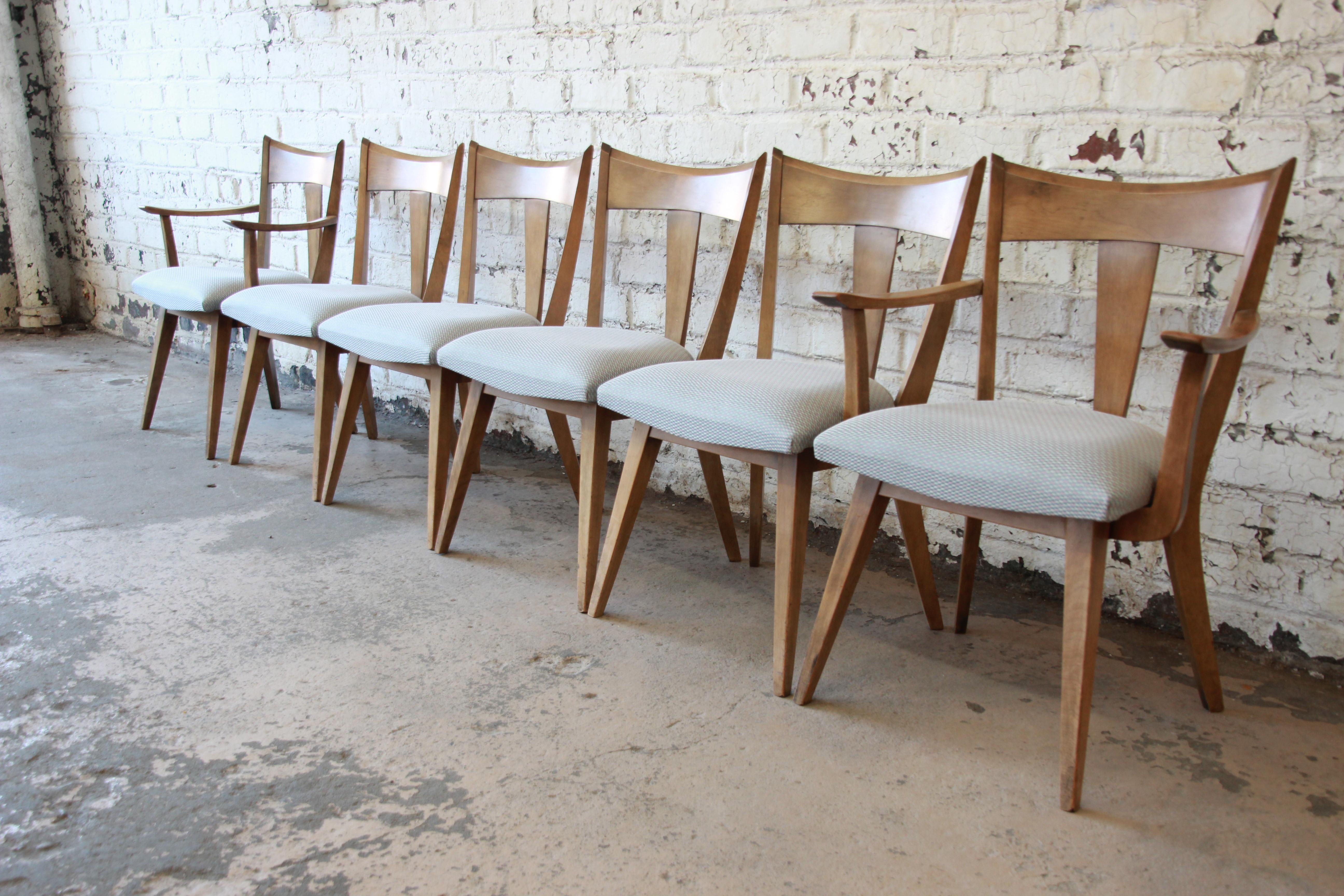 Offering a very nice and rare set of Mid-Century Modern dining chairs by Heywood Wakefield. These chairs have a distinct Paul McCobb style with clean lines and great modern features. The set has two arm chairs and four side chairs. They have a clean