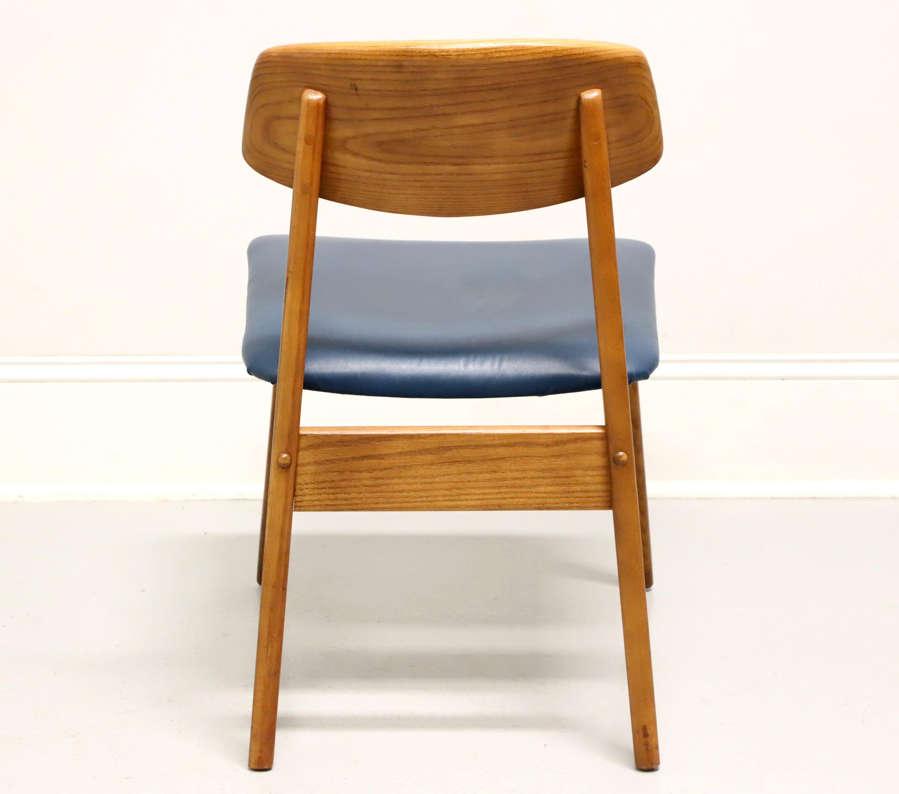 HEYWOOD WAKEFIELD Mid 20th Century Modern Oak Dining Side Chairs - Set of 4 In Good Condition In Charlotte, NC