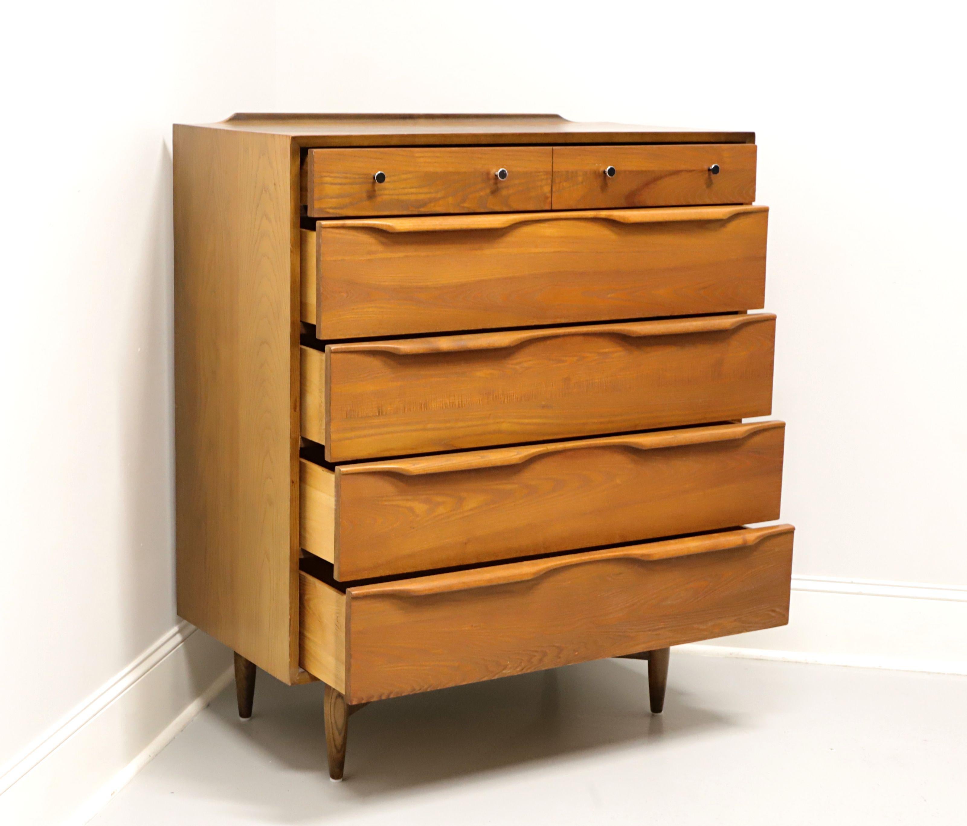 HEYWOOD WAKEFIELD Mid 20th Century Walnut Chest of Drawers In Good Condition In Charlotte, NC