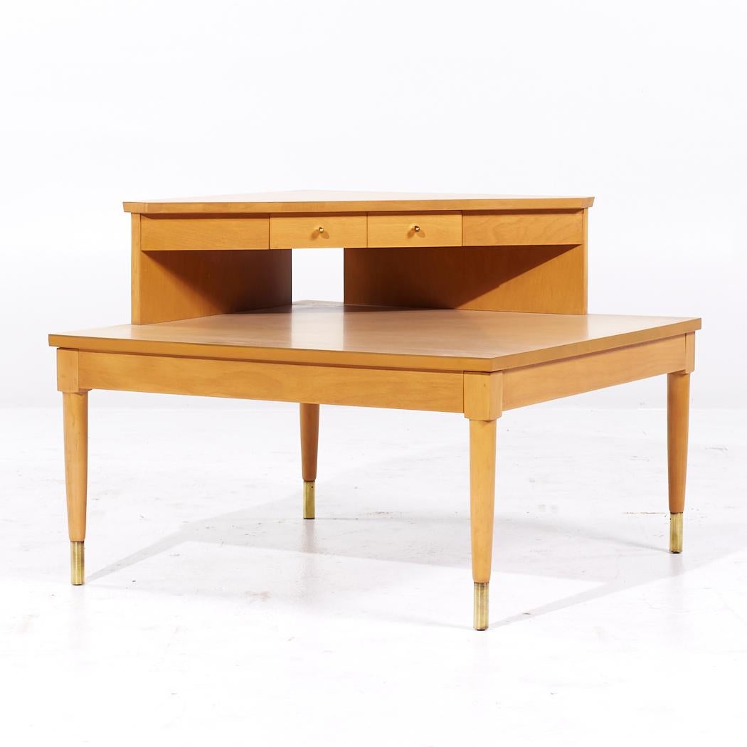 Heywood Wakefield mid century 2 tier corner table with drawers

Tabelle Maßnahmen: 32 breit x 32 tief x 24,5 Zoll hoch

Alle Möbelstücke können in dem Zustand erworben werden, den wir als restaurierten Vintage-Zustand bezeichnen. Das bedeutet,