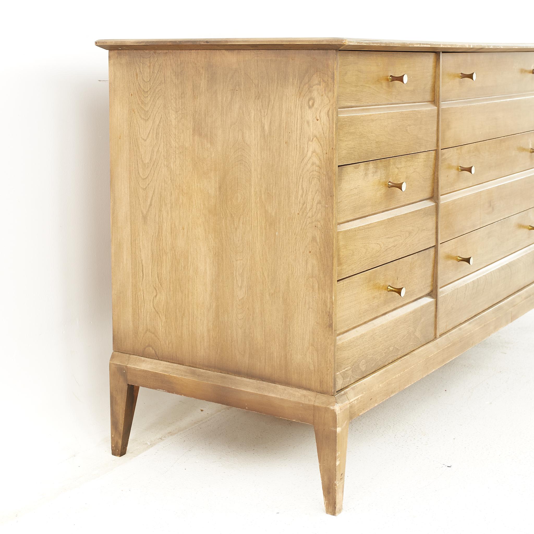 Heywood Wakefield Mid Century 9 Drawer Lowboy Dresser In Good Condition In Countryside, IL
