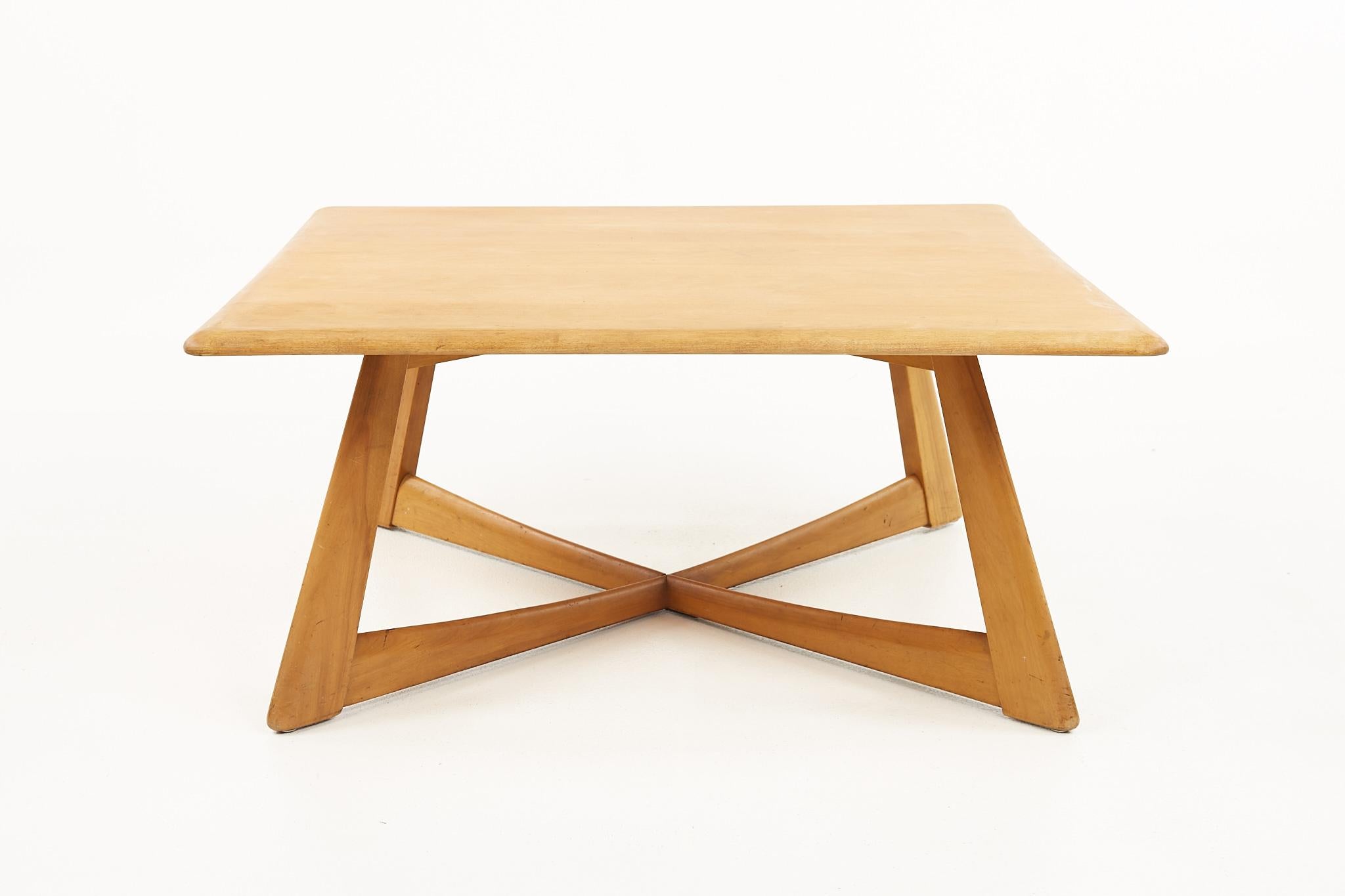 Heywood Wakefield mid-century blonde x base square coffee table.

La table basse mesure : largeur 36 x profondeur 36 x hauteur 16.5 pouces.

Tous les meubles peuvent être obtenus dans ce que nous appelons un état vintage restauré. Cela signifie