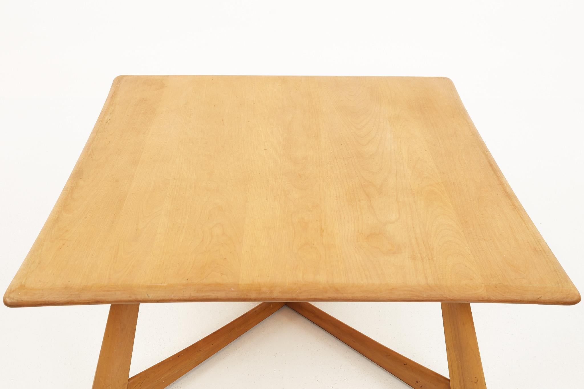 Bois Heywood Wakefield table basse carrée mi-siècle en X blond à base en X en vente