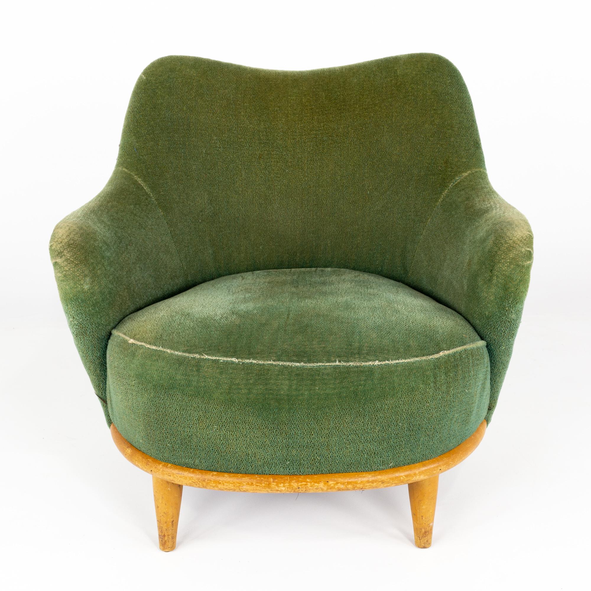 Heywood Wakefield mid century green velvet upholstered tub lounge chair

The lounge chair measures: 31.5 wide x 29 deep x 30 high, with a seat height of 15 inches and arm height of 21 inches

Ready for new upholstery. This service is available