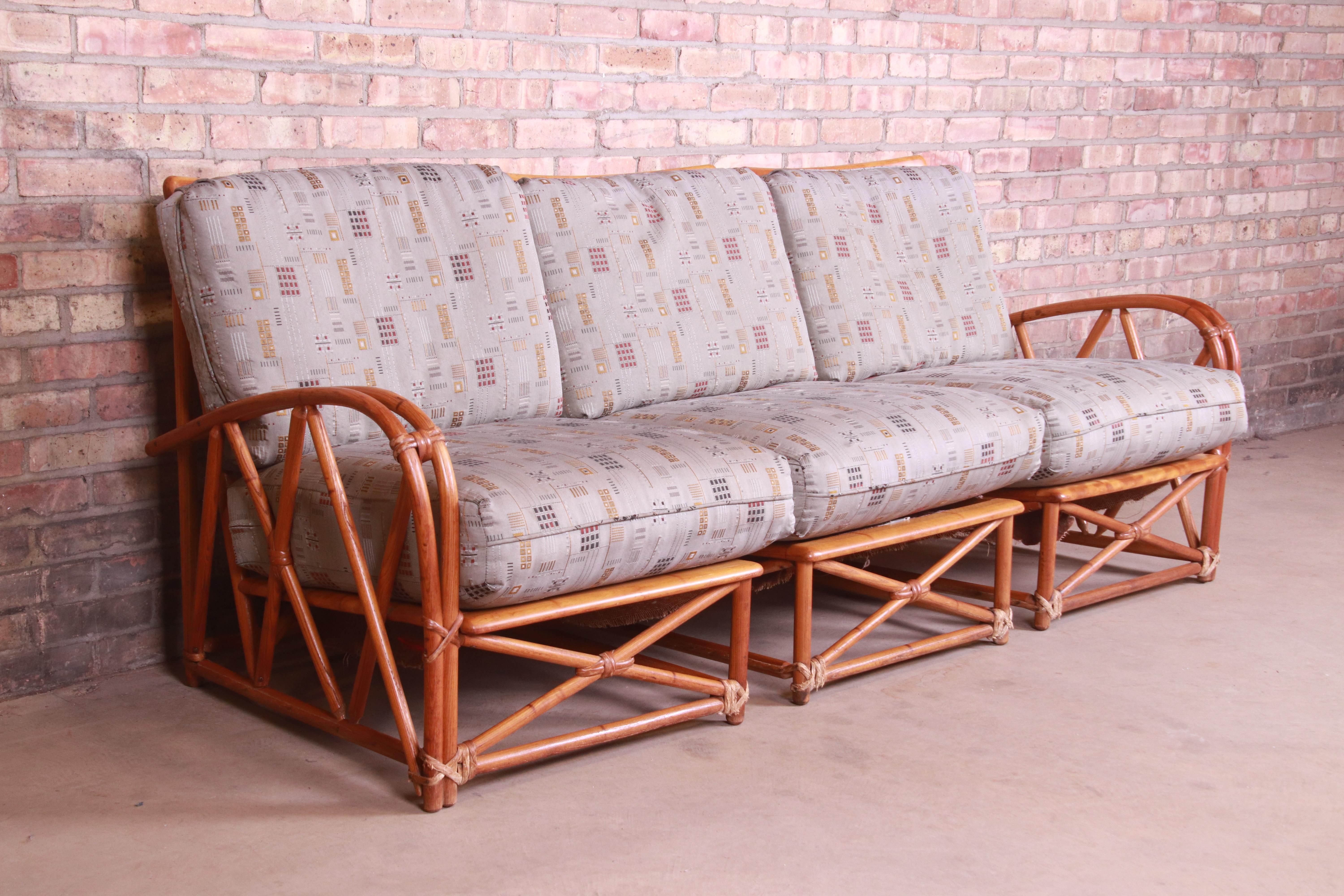 Heywood Wakefield Hollywood Regency Bambus-Rattan-Sofa, Mitte des Jahrhunderts (Mitte des 20. Jahrhunderts) im Angebot