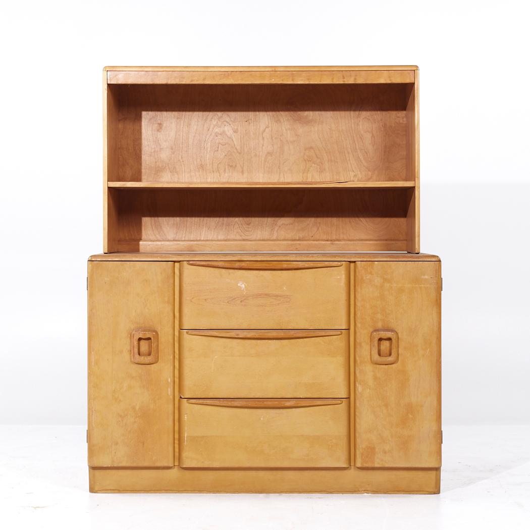 Heywood Wakefield Credenza in acero di metà secolo con armadio

La credenza misura: 48 pollici di larghezza x 19 di profondità x 32,5 di altezza
Il mobile misura: 44 di larghezza x 14 di profondità x 26 di altezza
L'altezza combinata della credenza