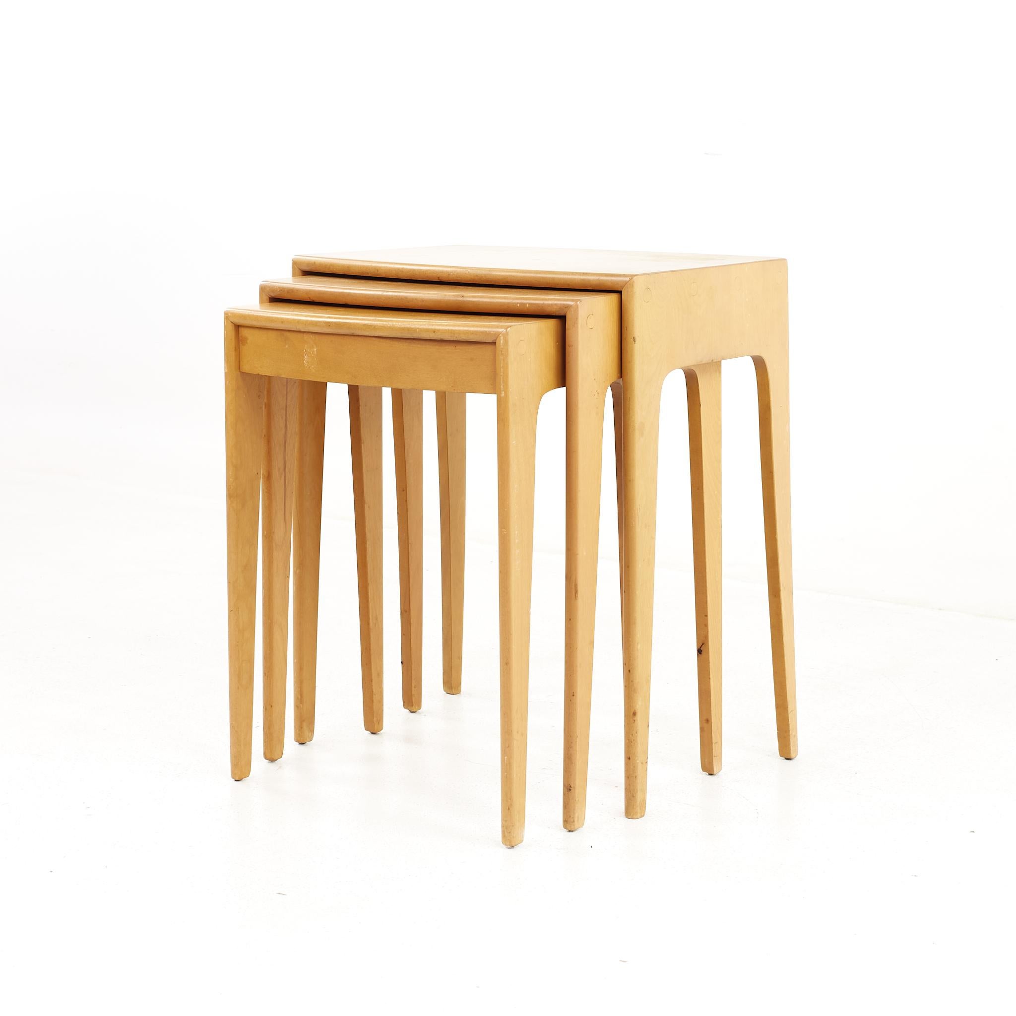 Late 20th Century Heywood Wakefield Mid Century Maple Wheat Nesting Tables - Set of 3 For Sale