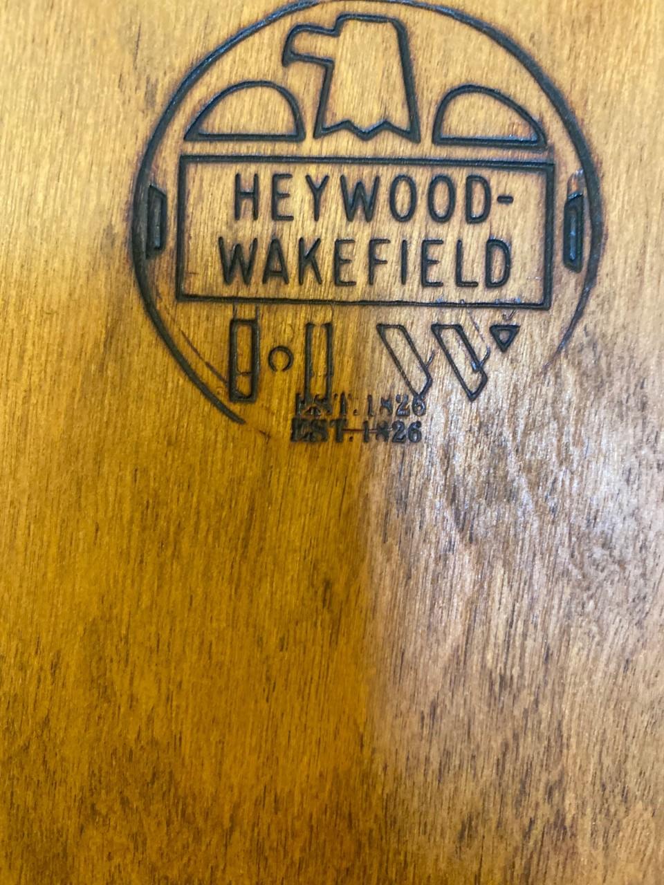 Meuble frontal moderne du milieu du siècle dernier, signé Heywood Wakefields. Pièce élégante de la ligne 