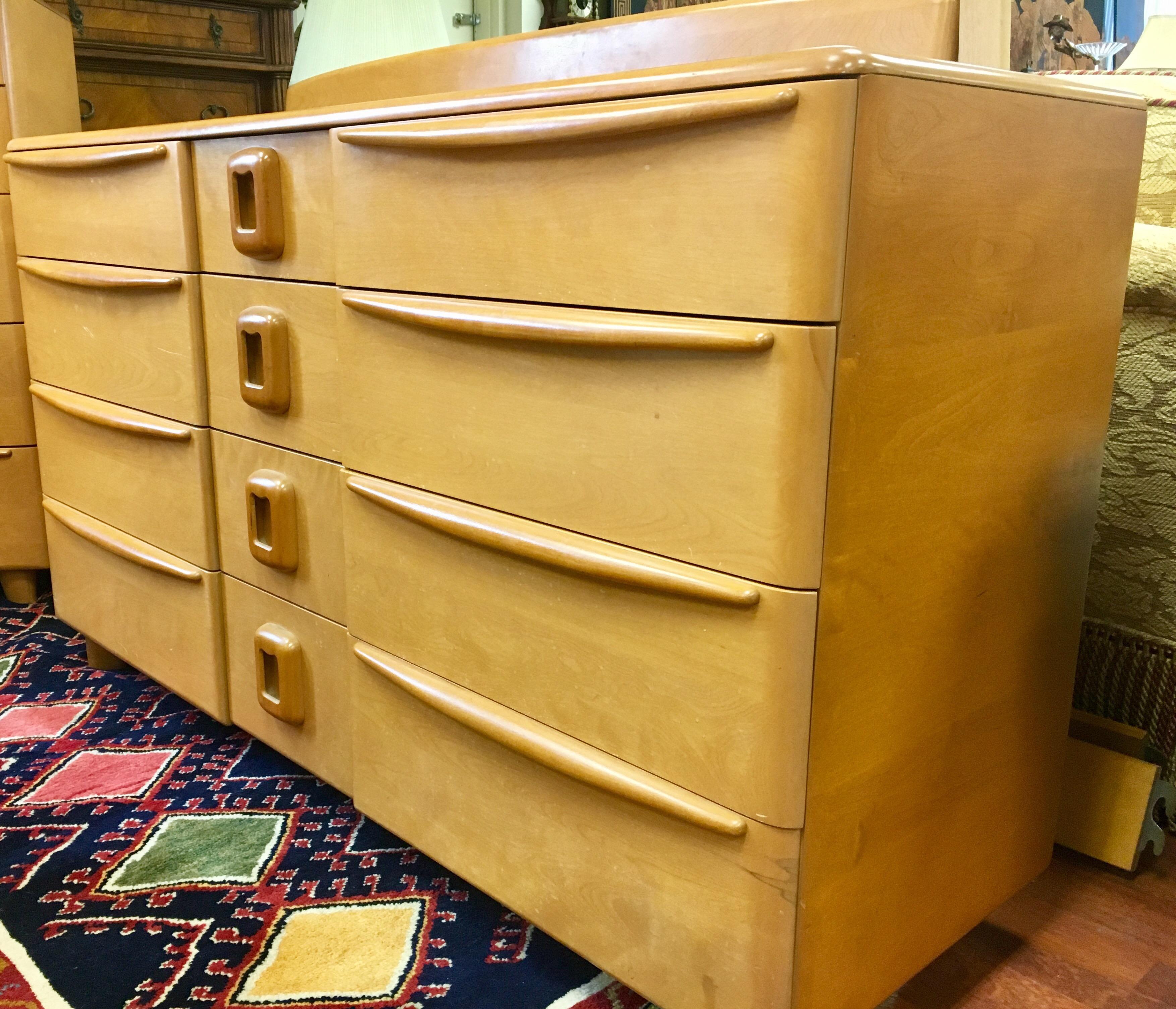 Heywood Wakefield Mid-Century Modern Champagne Twelve Drawer Dresser Chest In Good Condition In West Hartford, CT