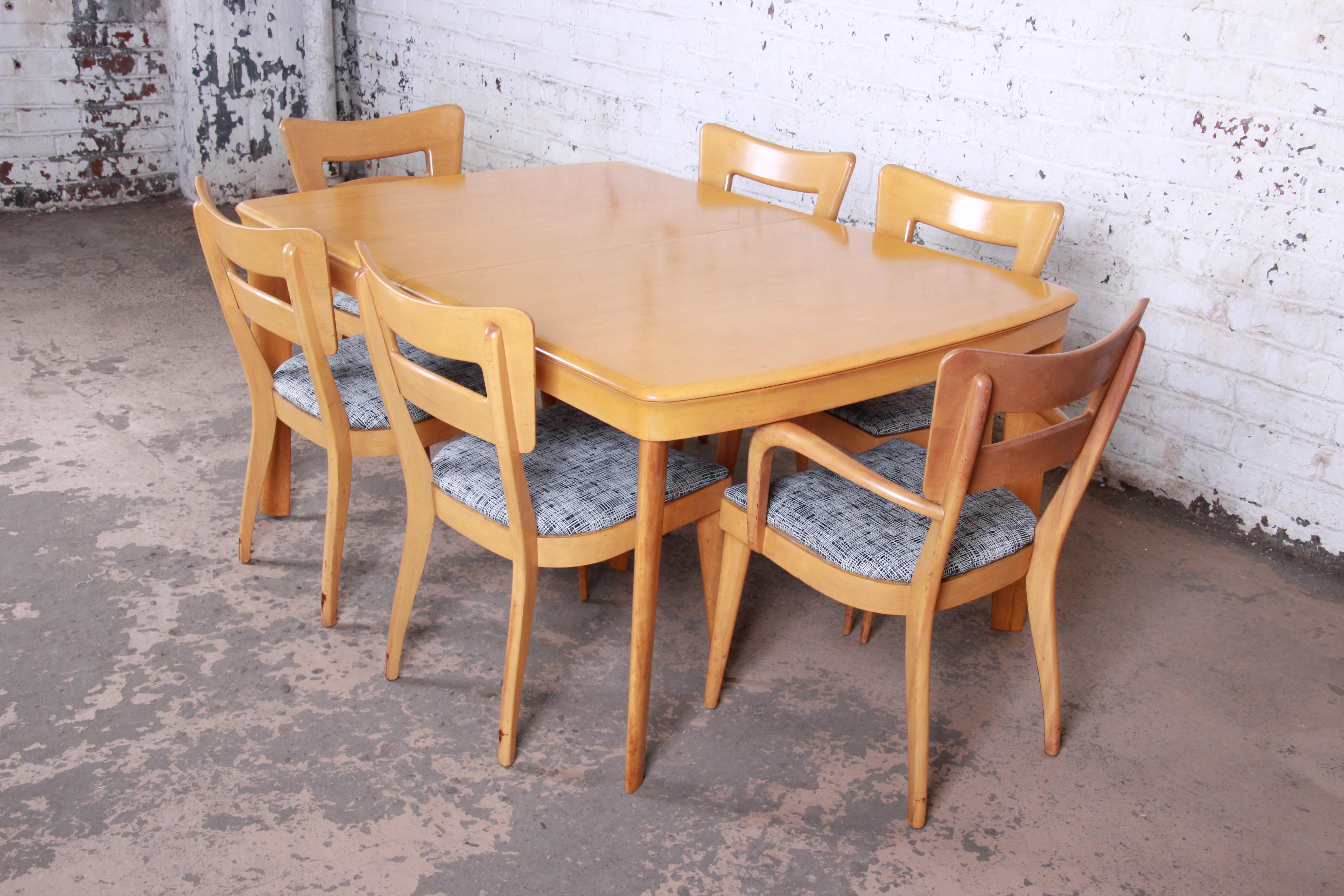 A gorgeous Mid-Century Modern dining set

By Heywood Wakefield

USA, 1950s

Solid birch and new upholstery

Measures:
Table 60.75