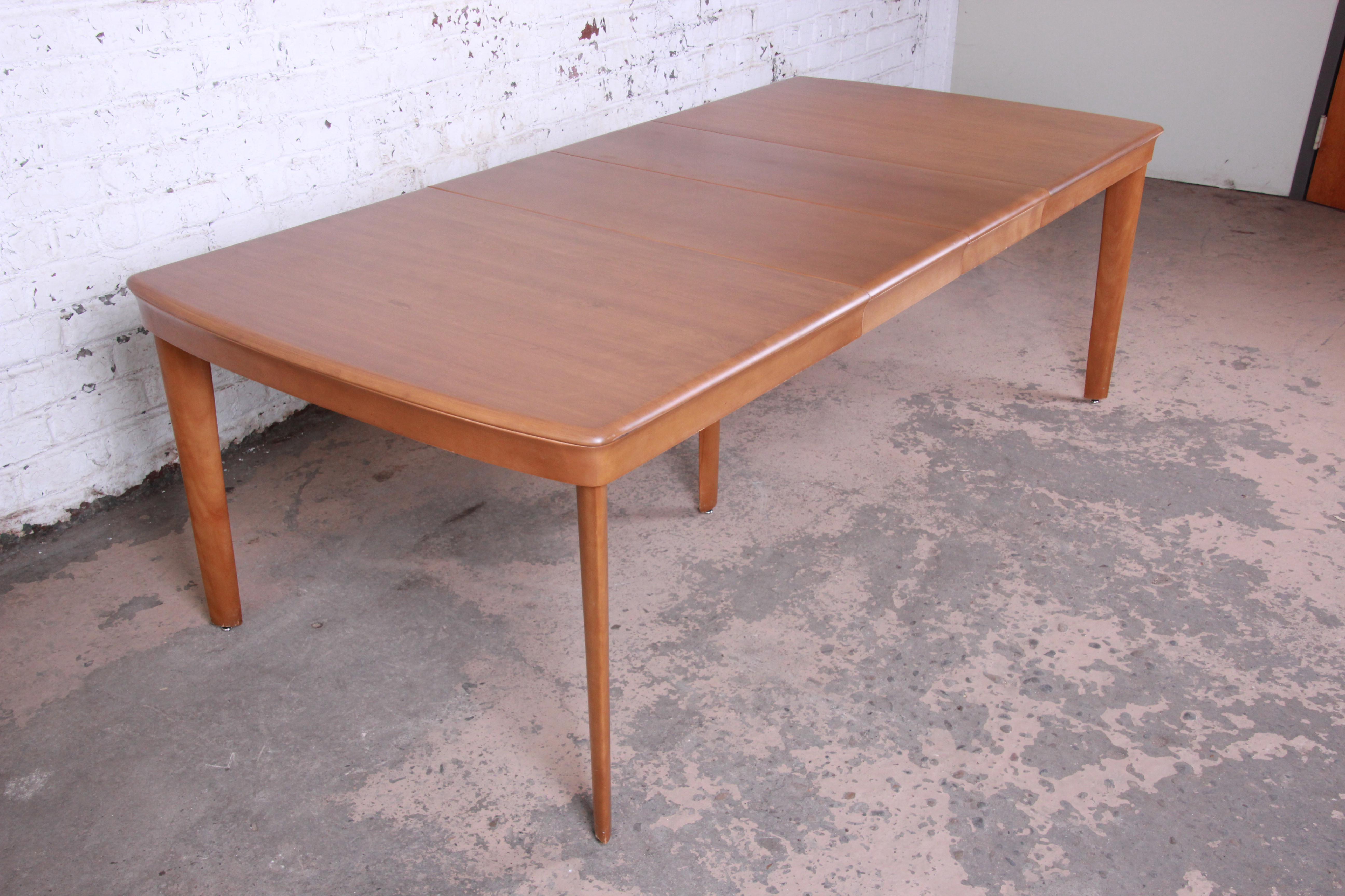 Offering a very nice Heywood Wakefield Mid-Century Modern extension dining table. The table has nice clean modern lines and expands to 90.5