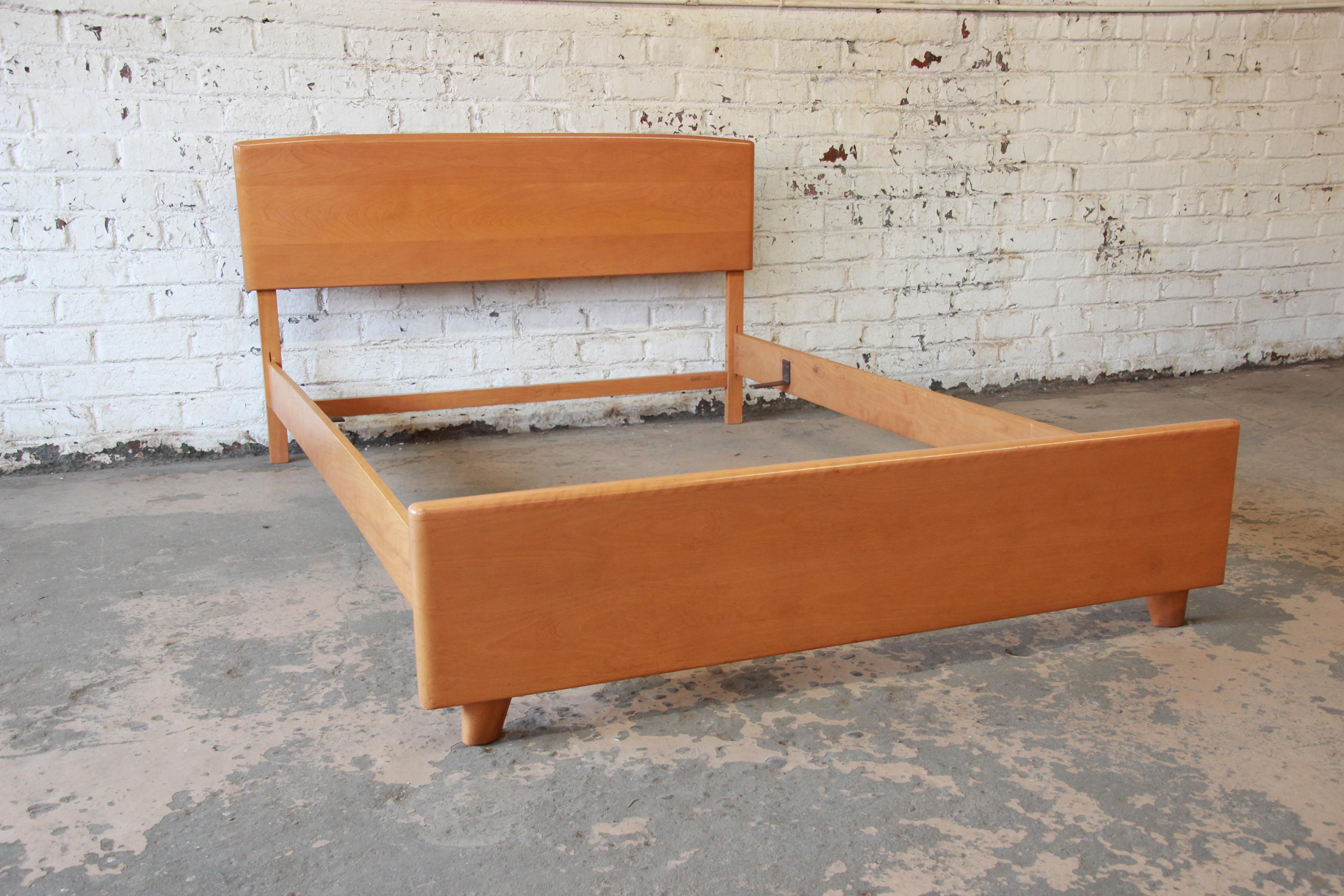 A very nice Mid-Century Modern full size bed by Heywood Wakefield. The bed features beautiful wood grain and solid birch construction. It is in the Classic 
