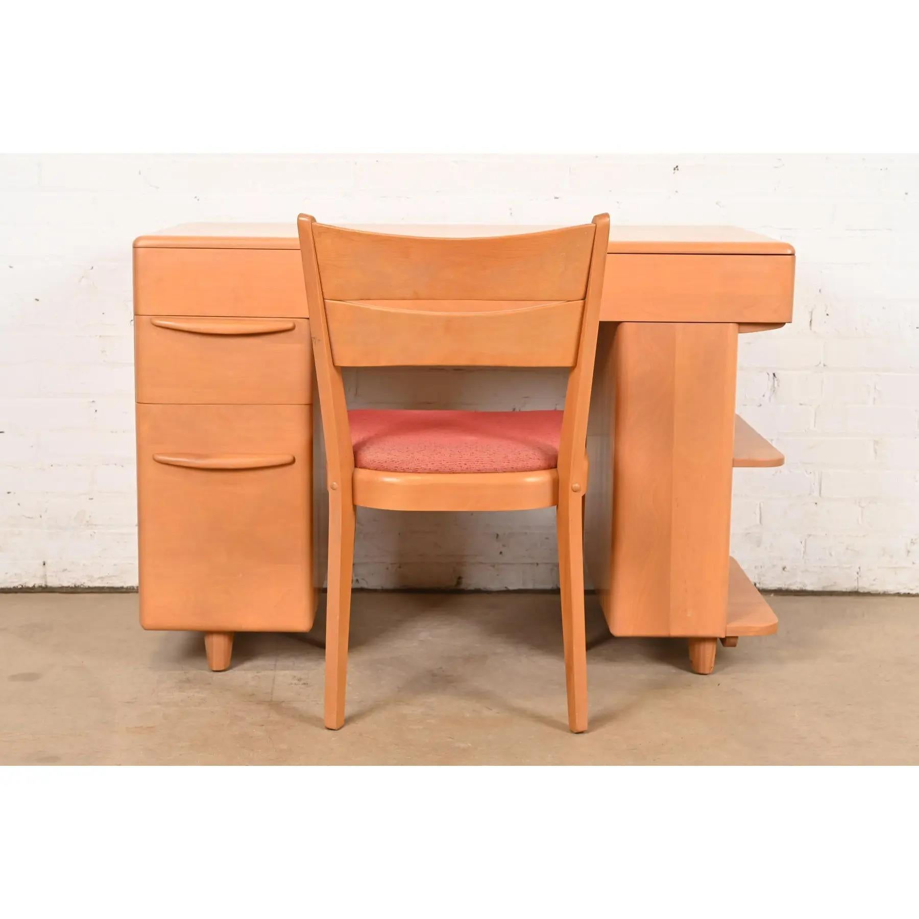 Heywood Wakefield Mid-Century Modern Schreibtisch aus Ahorn mit eingebautem Bücherregal und Stuhl (Moderne der Mitte des Jahrhunderts) im Angebot