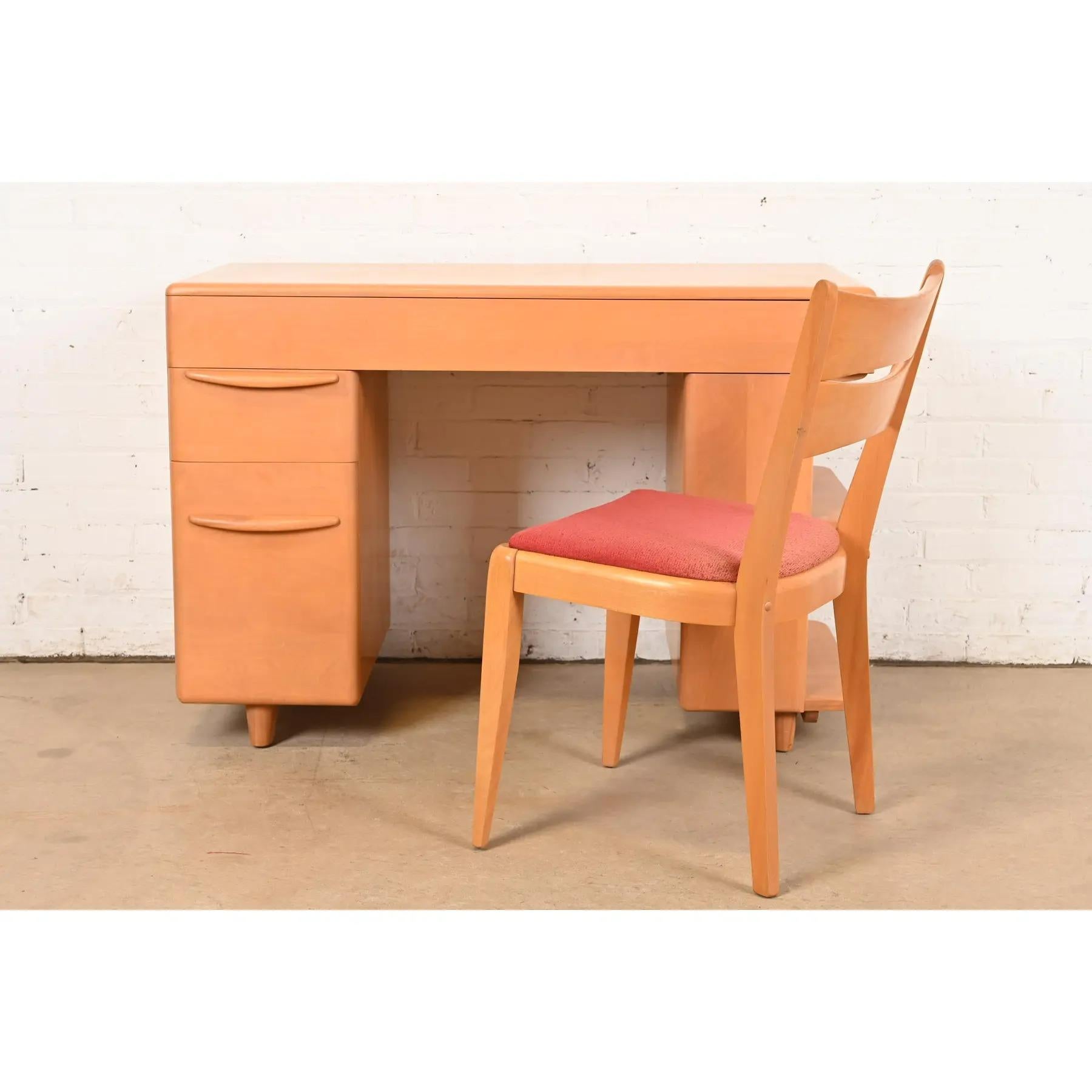 Heywood Wakefield Mid-Century Modern Schreibtisch aus Ahorn mit eingebautem Bücherregal und Stuhl (amerikanisch) im Angebot