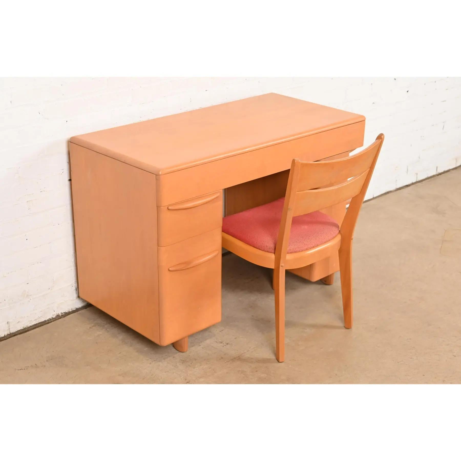 Heywood Wakefield Mid-Century Modern Schreibtisch aus Ahorn mit eingebautem Bücherregal und Stuhl im Zustand „Gut“ im Angebot in South Bend, IN