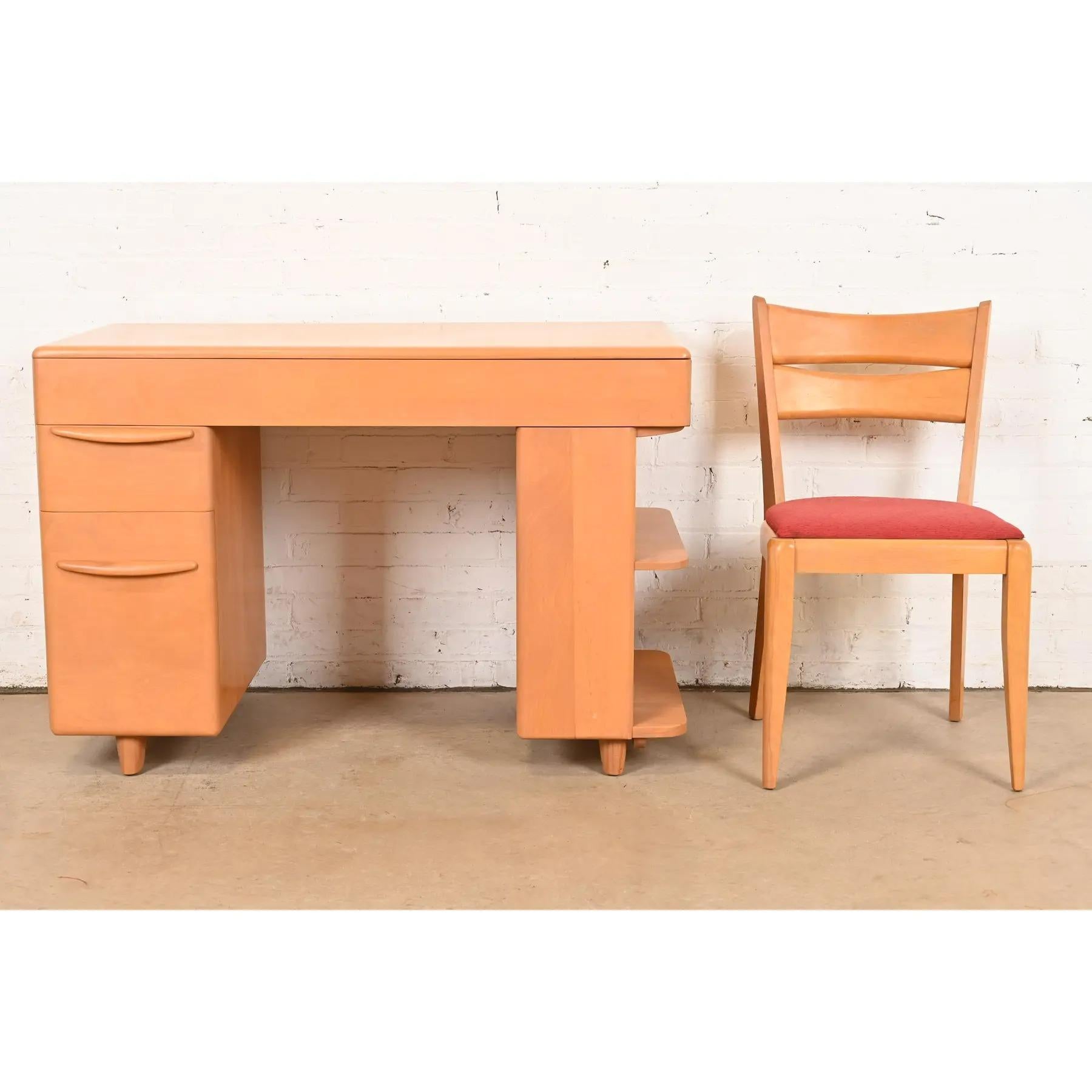 Heywood Wakefield Mid-Century Modern Schreibtisch aus Ahorn mit eingebautem Bücherregal und Stuhl (Mitte des 20. Jahrhunderts) im Angebot