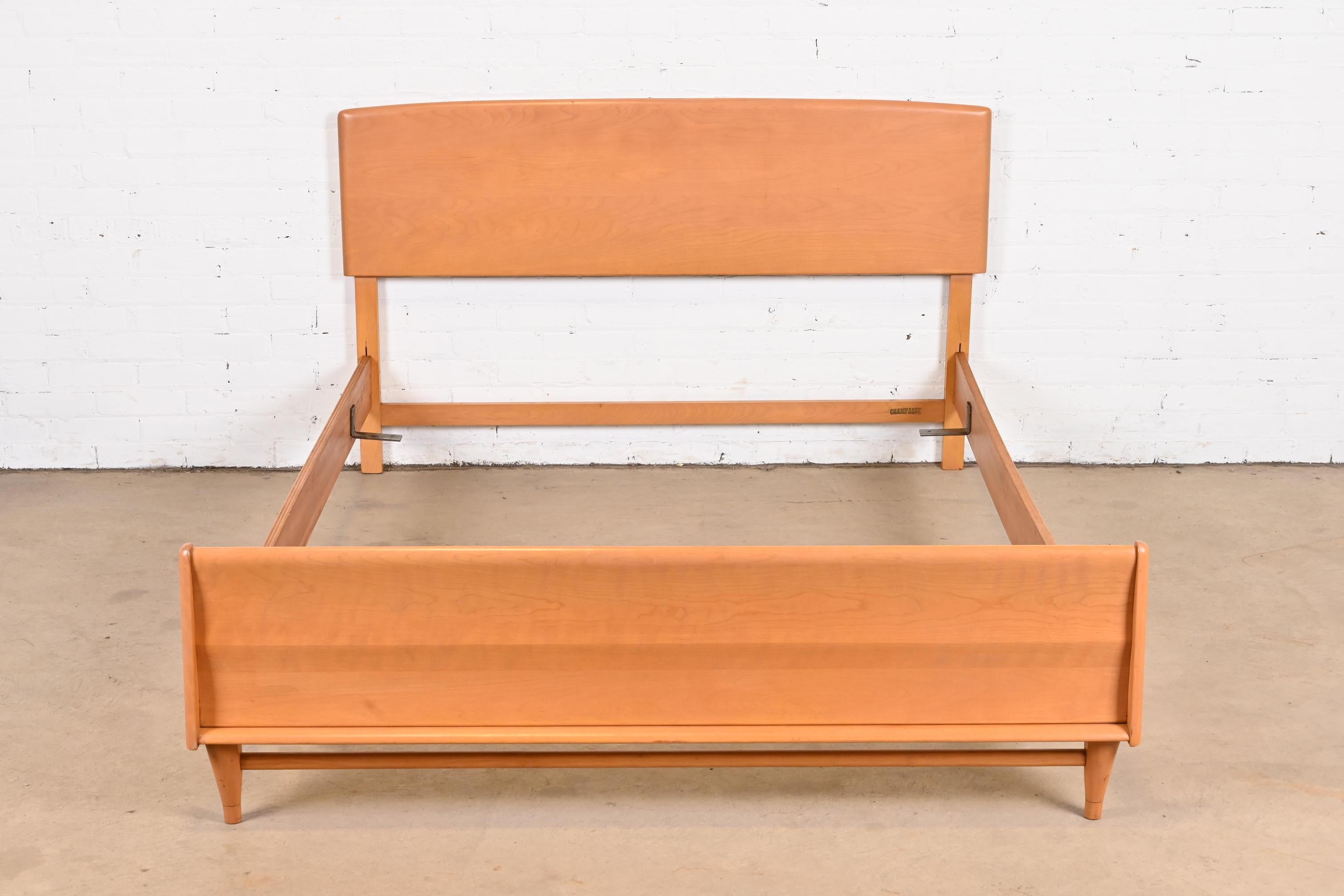 A gorgeous Mid-Century Modern full size bed

By Heywood Wakefield

USA, 1950s

Sculpted birch, in original 