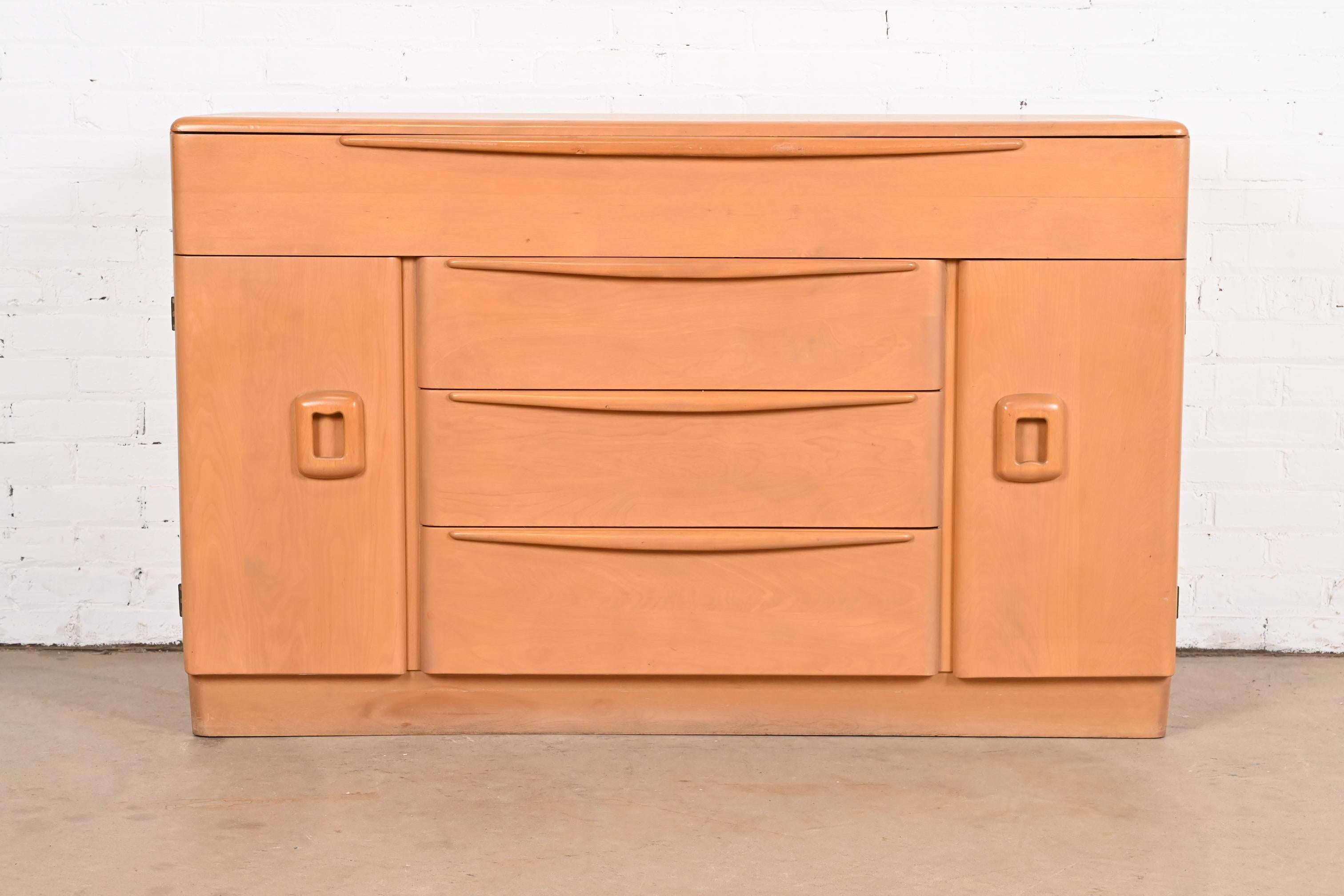 A gorgeous Mid-Century Modern sideboard, credenza, or bar cabinet

By Heywood Wakefield

USA, 1950s

Solid birch, in original 